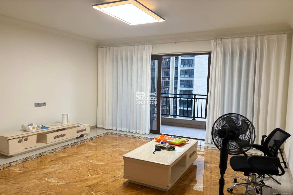 碧桂园高尔夫花园  4室2厅2卫    2600.0元/月 碧桂园高尔夫花园  4室2厅2卫    2600.0元/月室内图