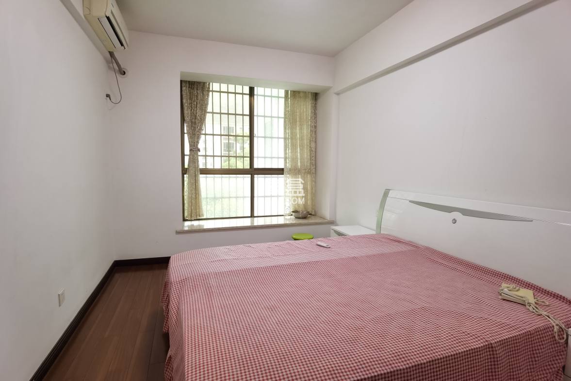 市工商局单位房 5室2厅3卫 180.0万 市工商局单位房 5室2厅3卫 180.0万客厅