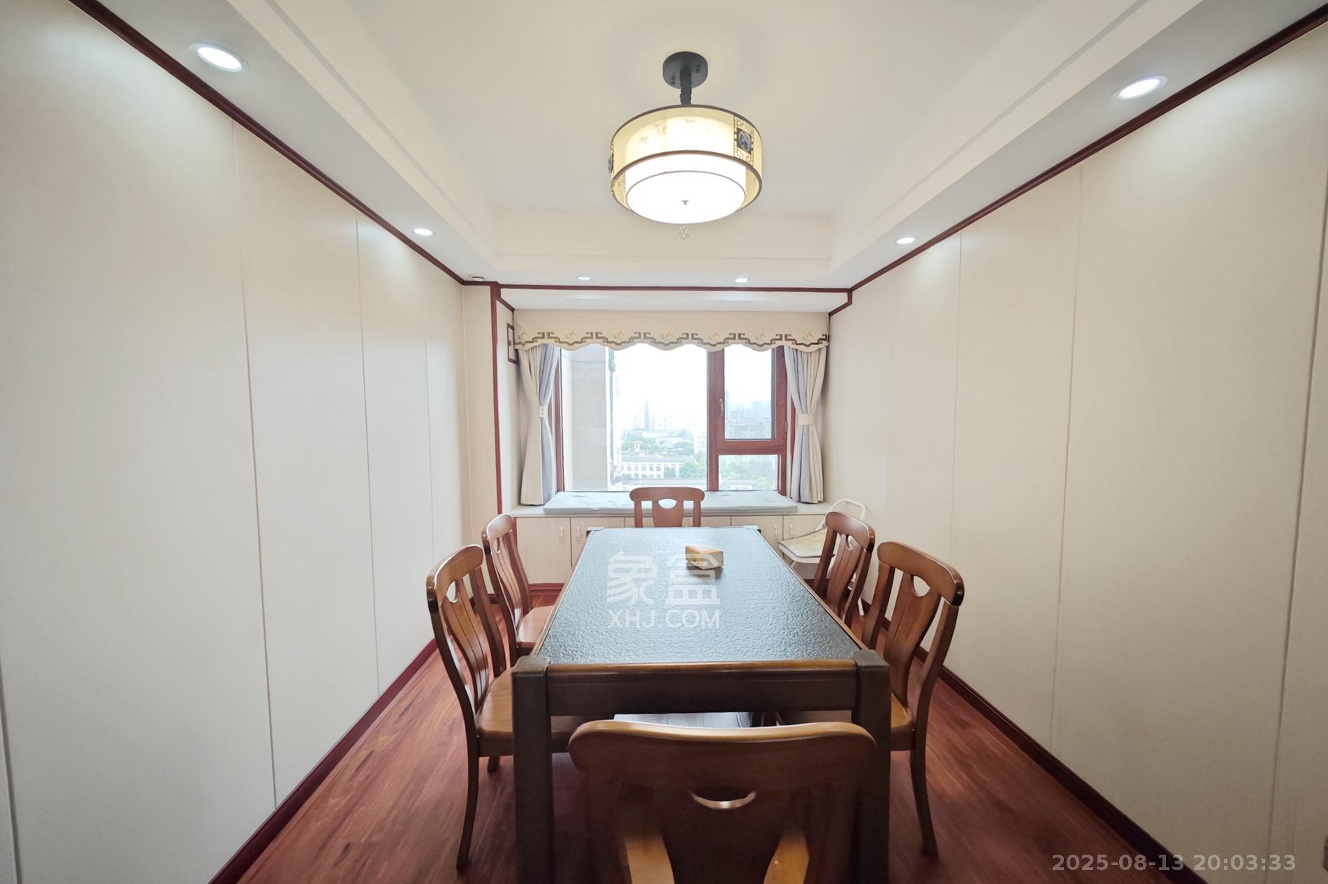 建发中央悦府  4室2厅2卫    188.0万 建发中央悦府  4室2厅2卫    188.0万客厅