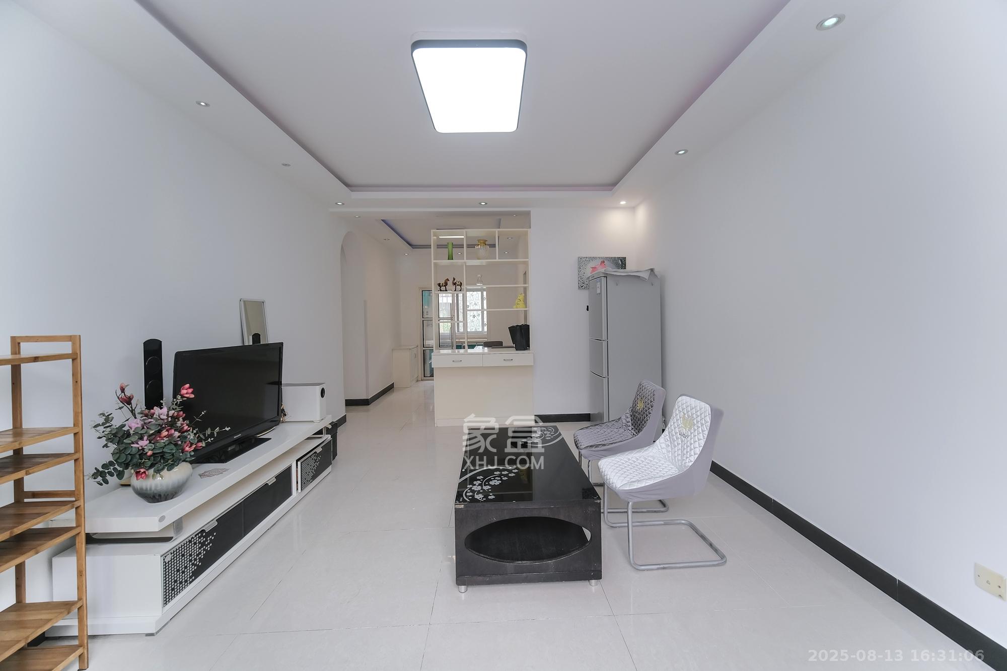 山水湾 1室2厅1卫 59.8万 山水湾 1室2厅1卫 59.8万客厅