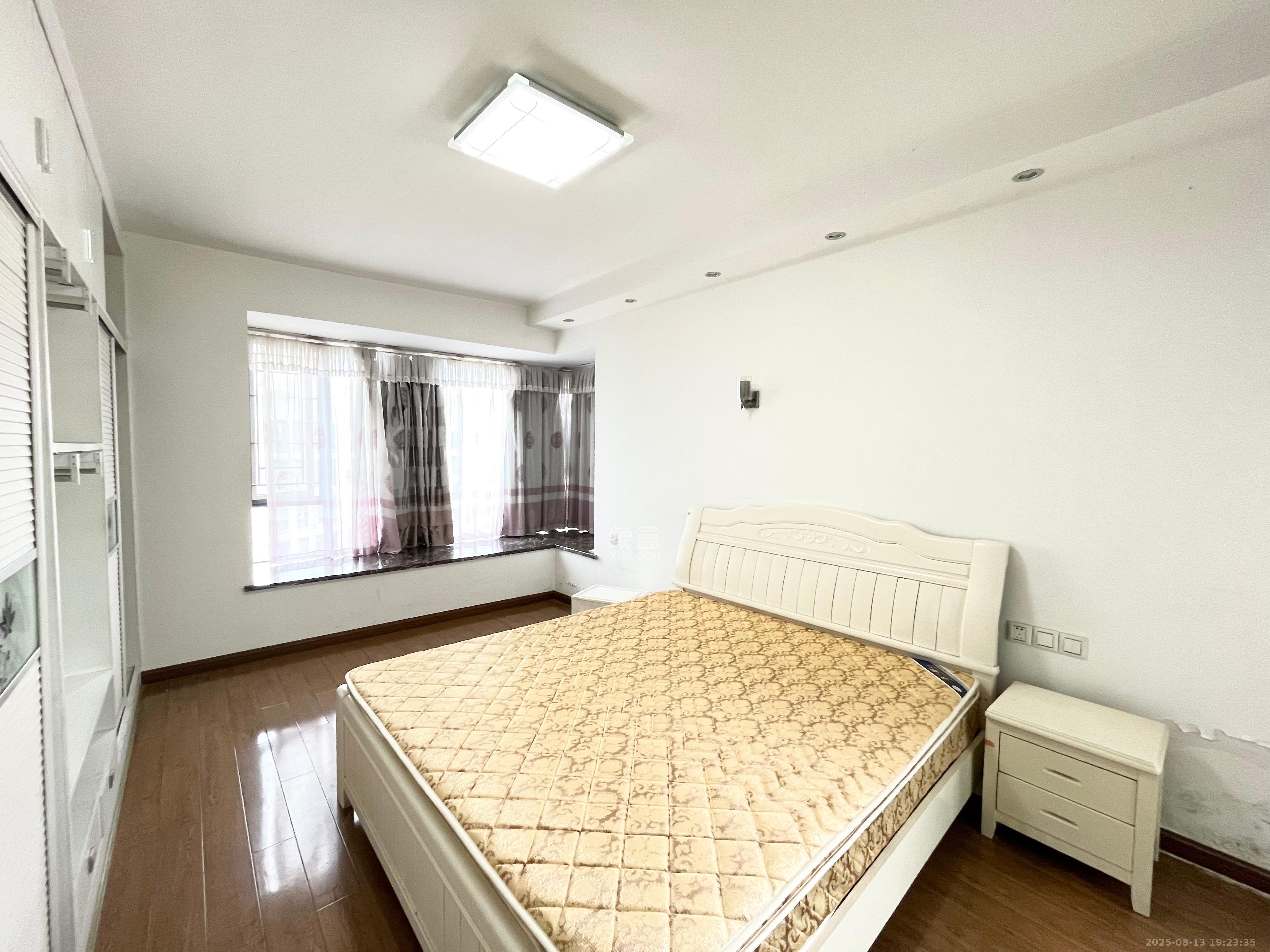 保利麓谷林语B区  3室2厅2卫   2800.00元/月室内图