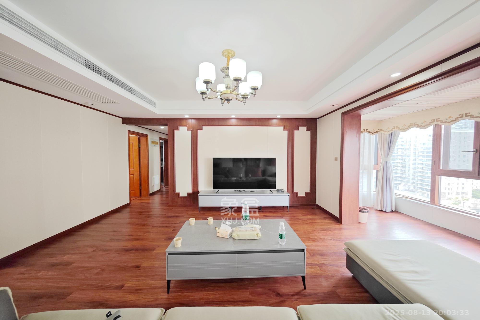 建发中央悦府  4室2厅2卫    188.0万 建发中央悦府  4室2厅2卫    188.0万客厅