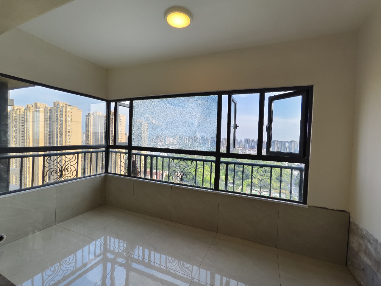 恒大华府 3室2厅2卫 69.8万 恒大华府 3室2厅2卫 69.8万室内图