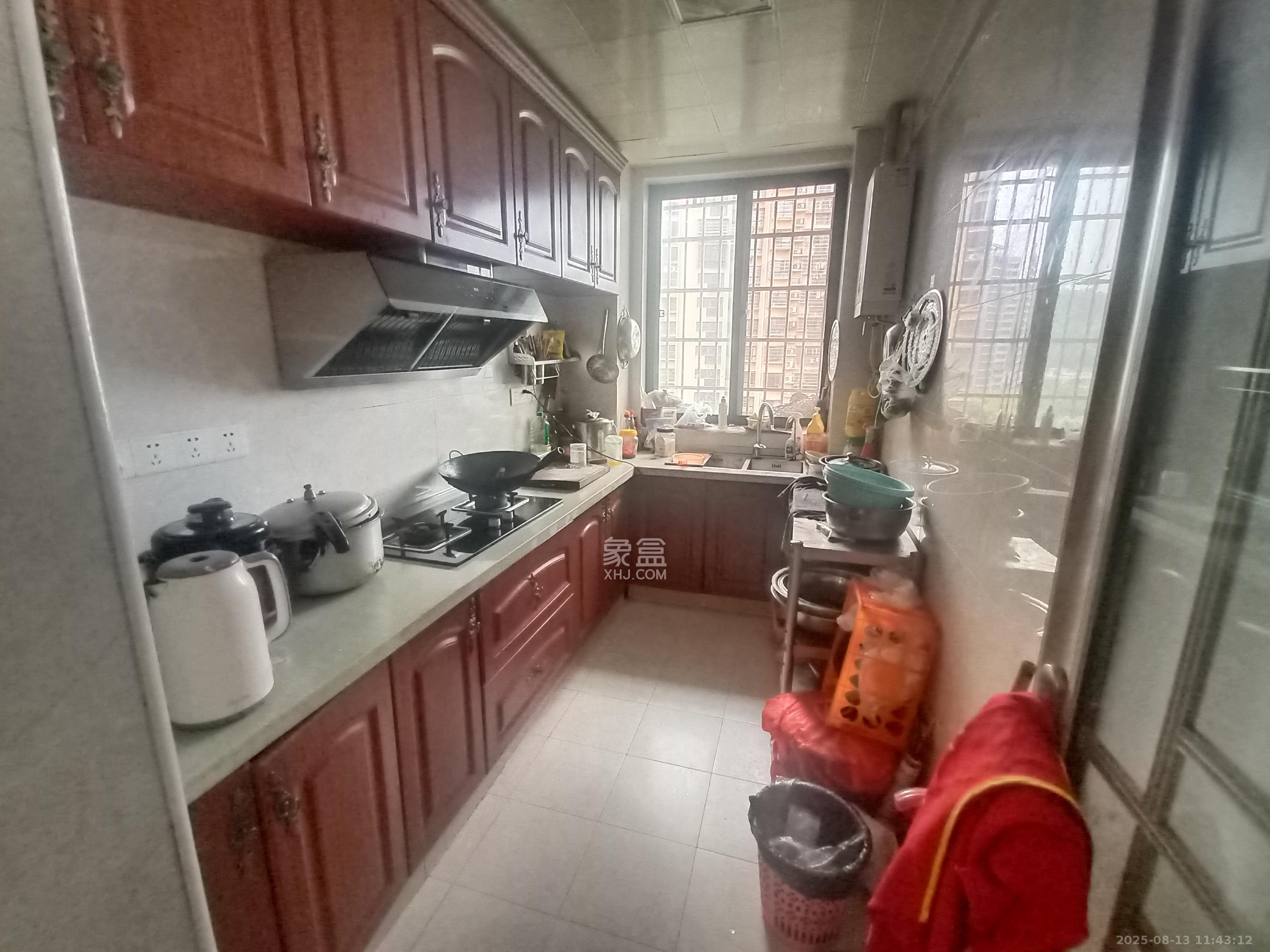 岳鞍阁小区 3室2厅2卫 2400.0元/月 岳鞍阁小区 3室2厅2卫 2400.0元/月室内图