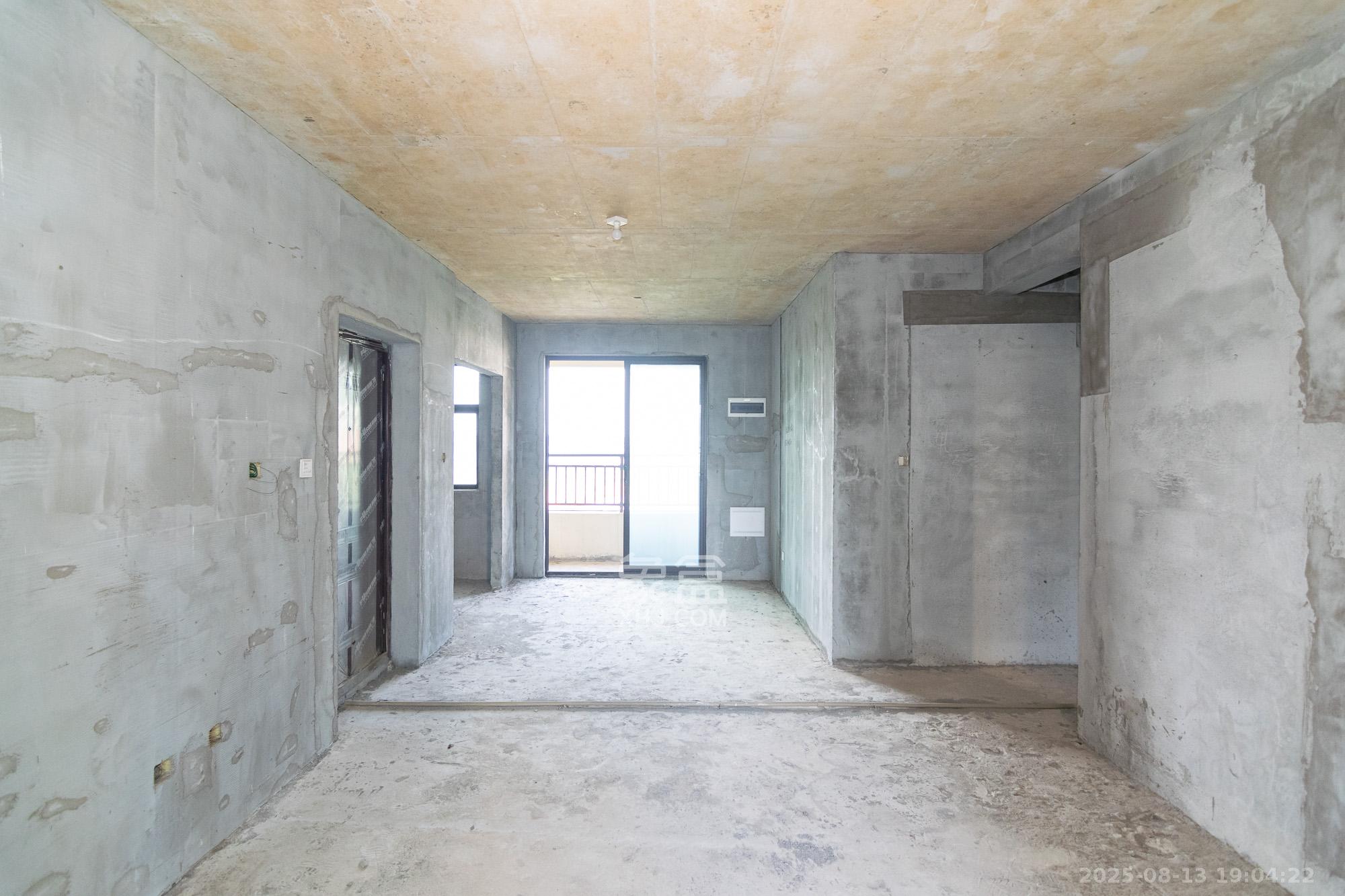 大汉汉府一期 4室2厅2卫 64.8万 大汉汉府一期 4室2厅2卫 64.8万客厅