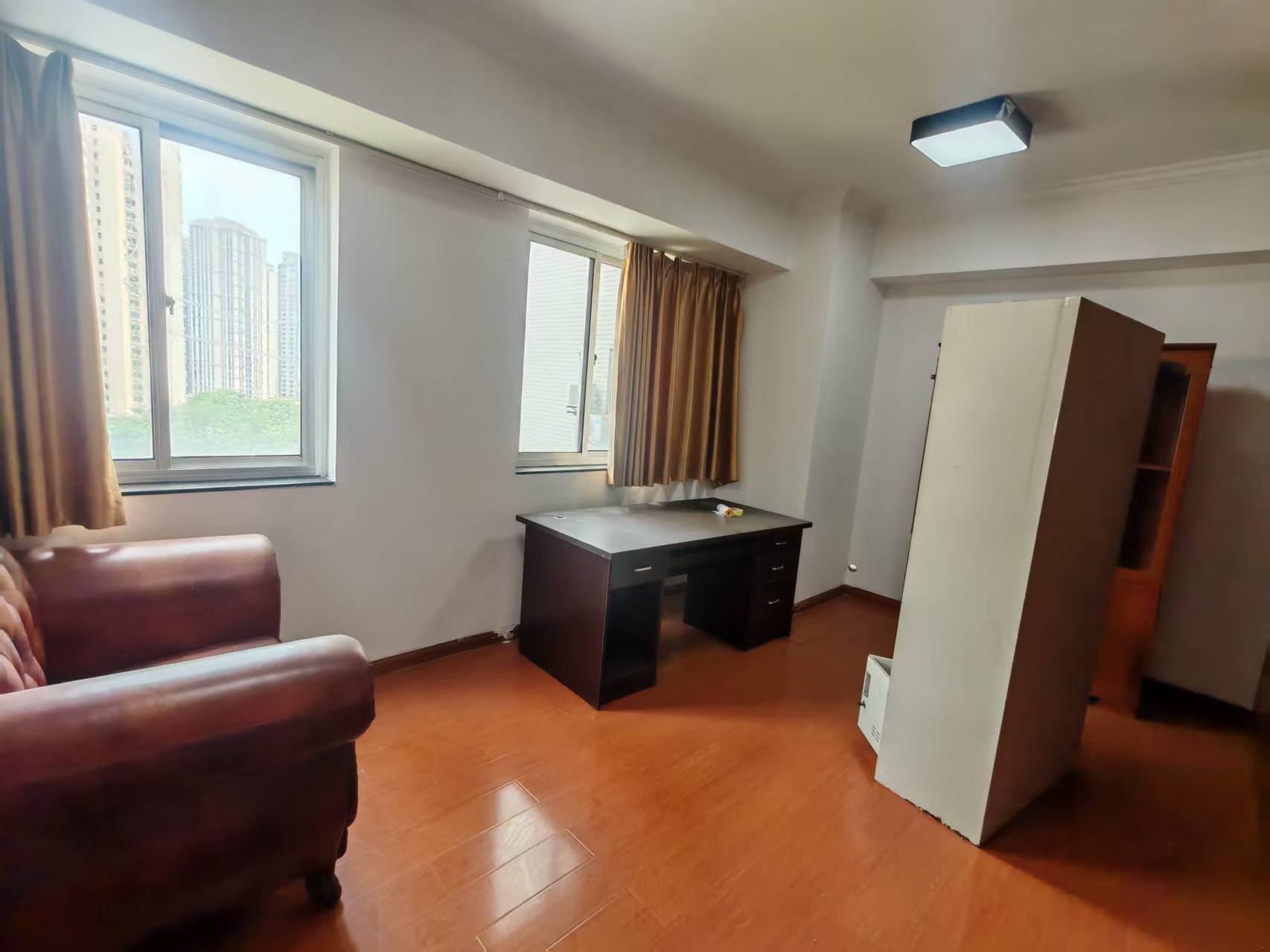 世贸中心  3室2厅1卫    2500.0元/月 世贸中心  3室2厅1卫    2500.0元/月室内图