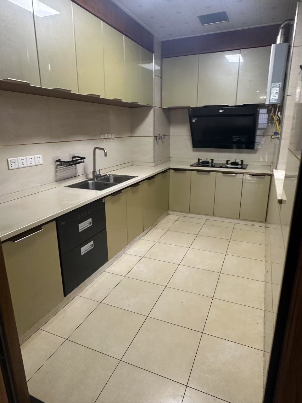 汇通国际  4室2厅2卫    62.8万 汇通国际  4室2厅2卫    62.8万客厅