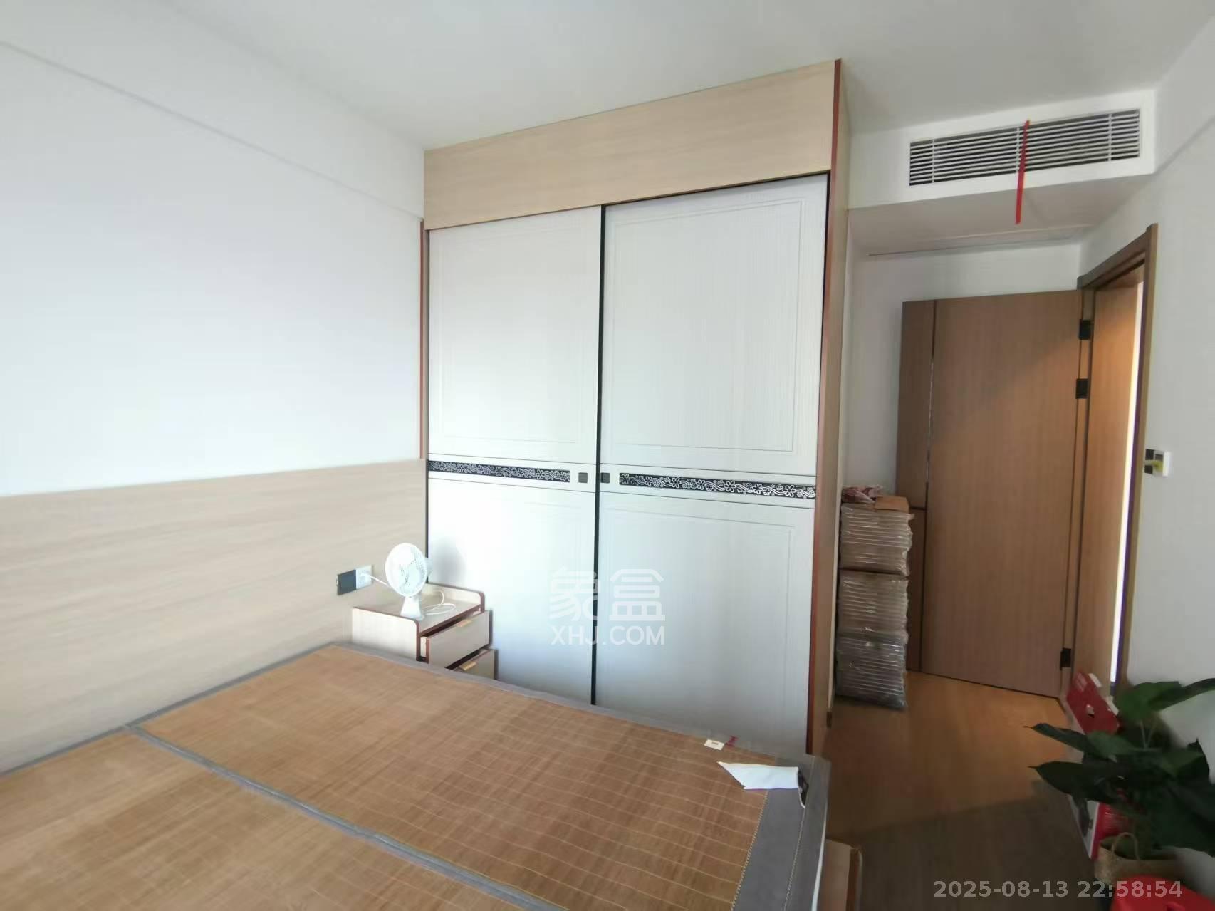 卓越江岸  4室2厅2卫   198.00万卧室