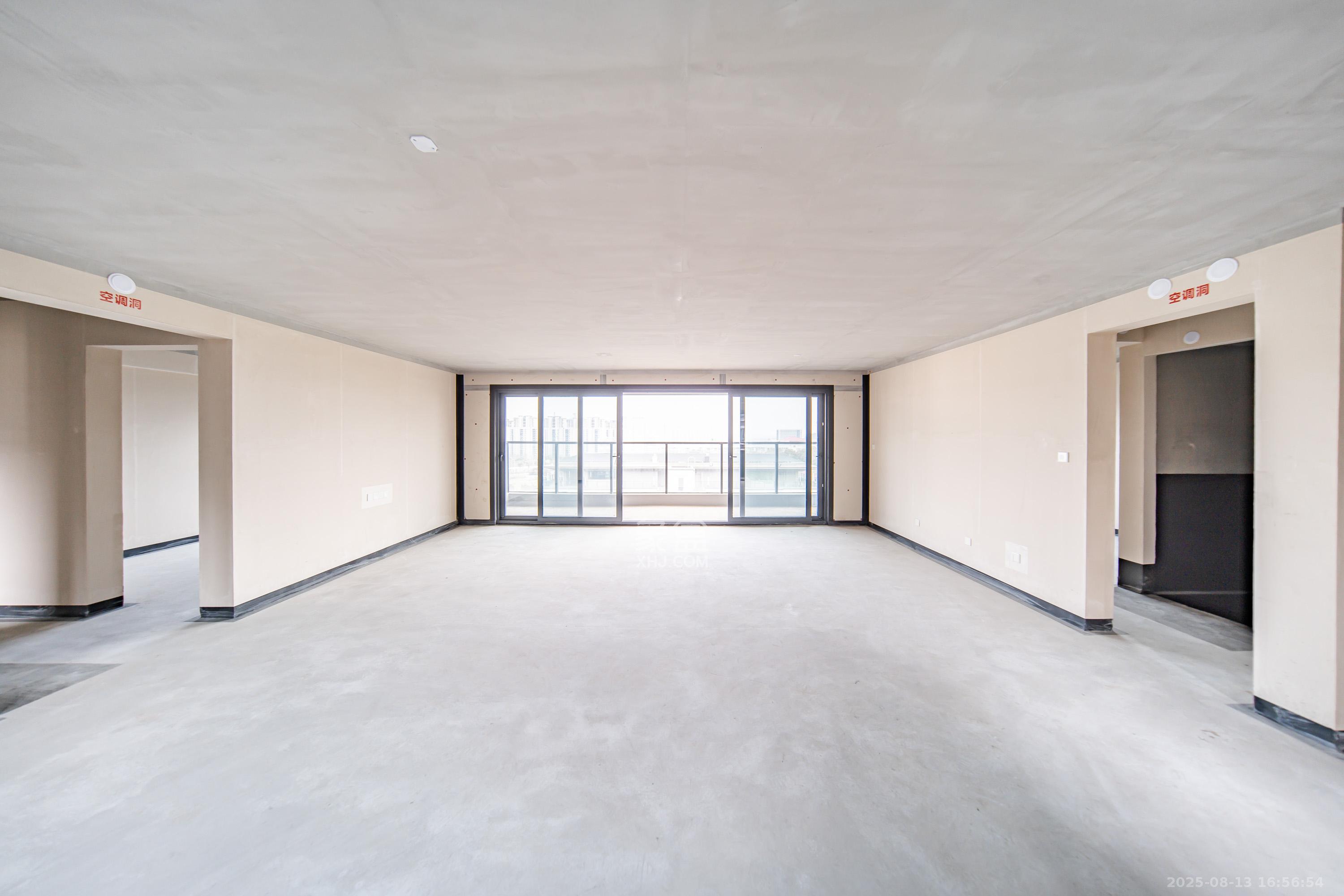 华润置地润樾府  4室2厅2卫    209.0万 华润置地润樾府  4室2厅2卫    209.0万客厅