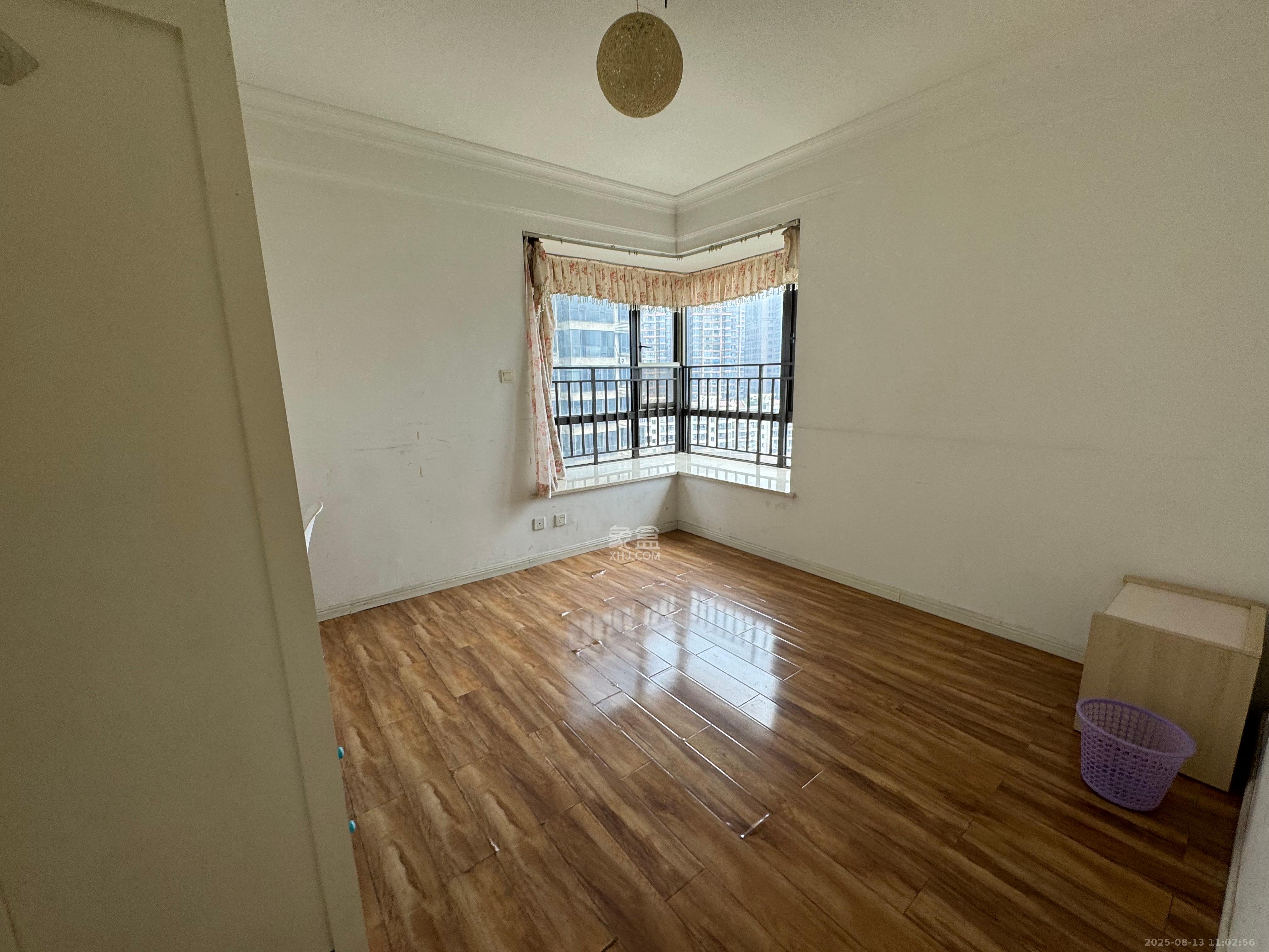 上东辛顿公寓 4室2厅1卫 3200.0元/月 上东辛顿公寓 4室2厅1卫 3200.0元/月室内图