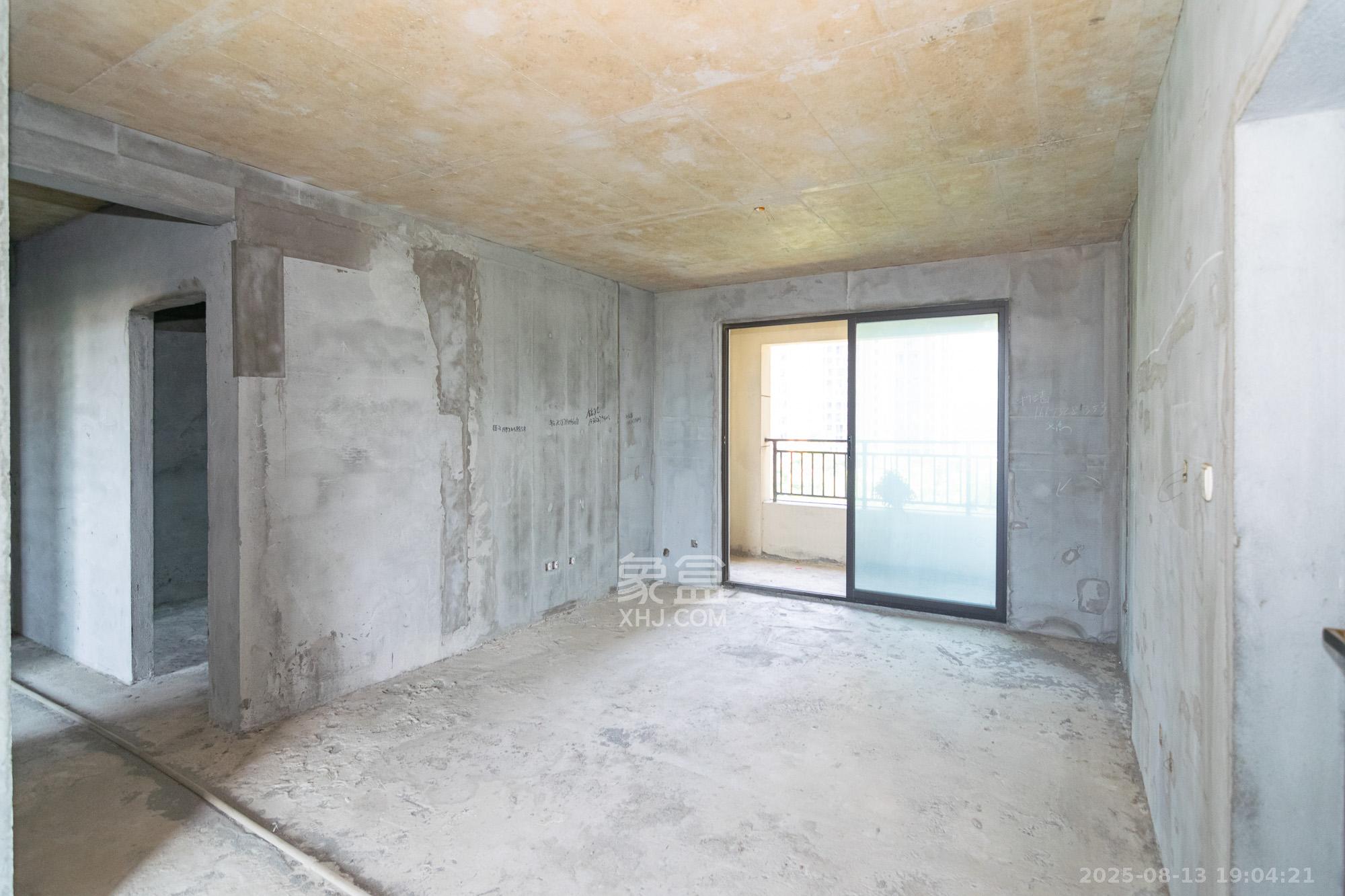 大汉汉府一期 4室2厅2卫 64.8万 大汉汉府一期 4室2厅2卫 64.8万客厅