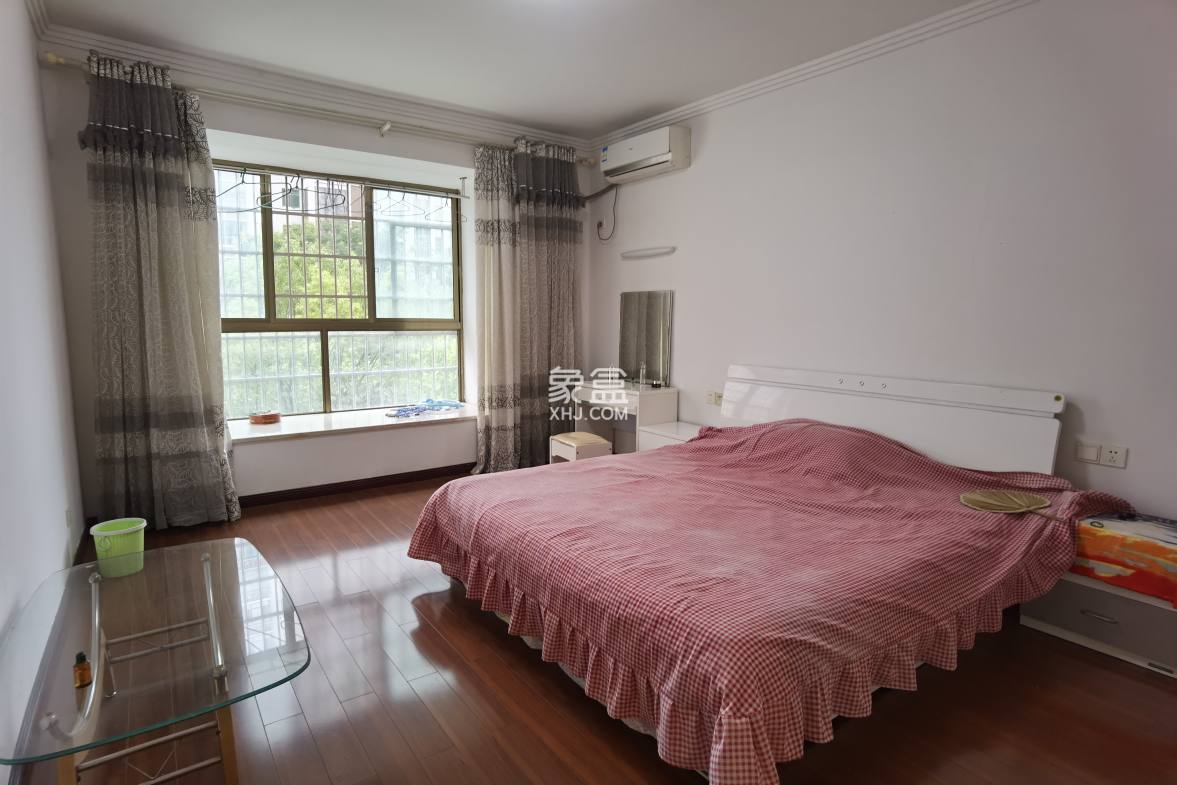 市工商局单位房 5室2厅3卫 180.0万 市工商局单位房 5室2厅3卫 180.0万客厅