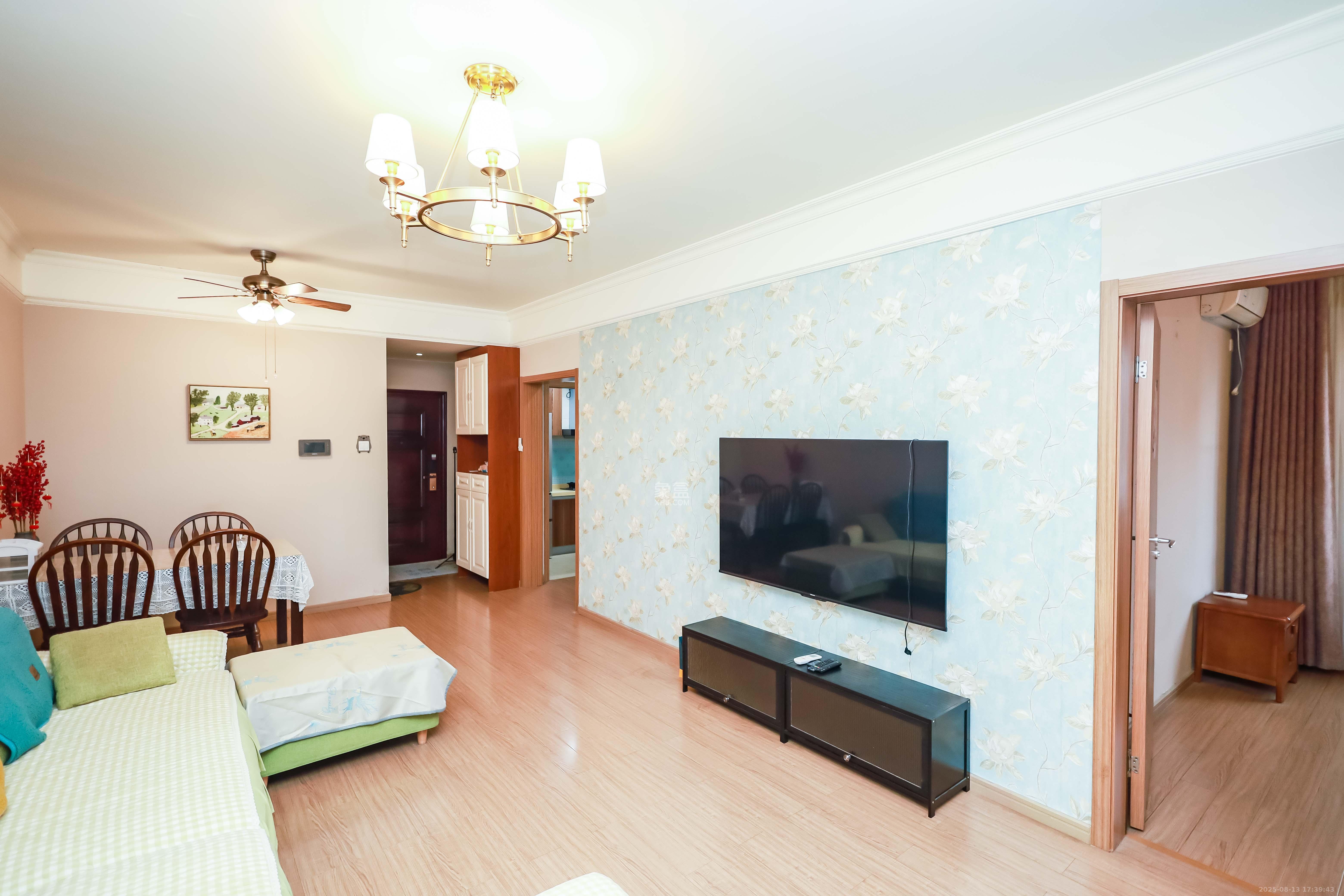 麓谷小镇  3室2厅1卫    63.8万 麓谷小镇  3室2厅1卫    63.8万客厅