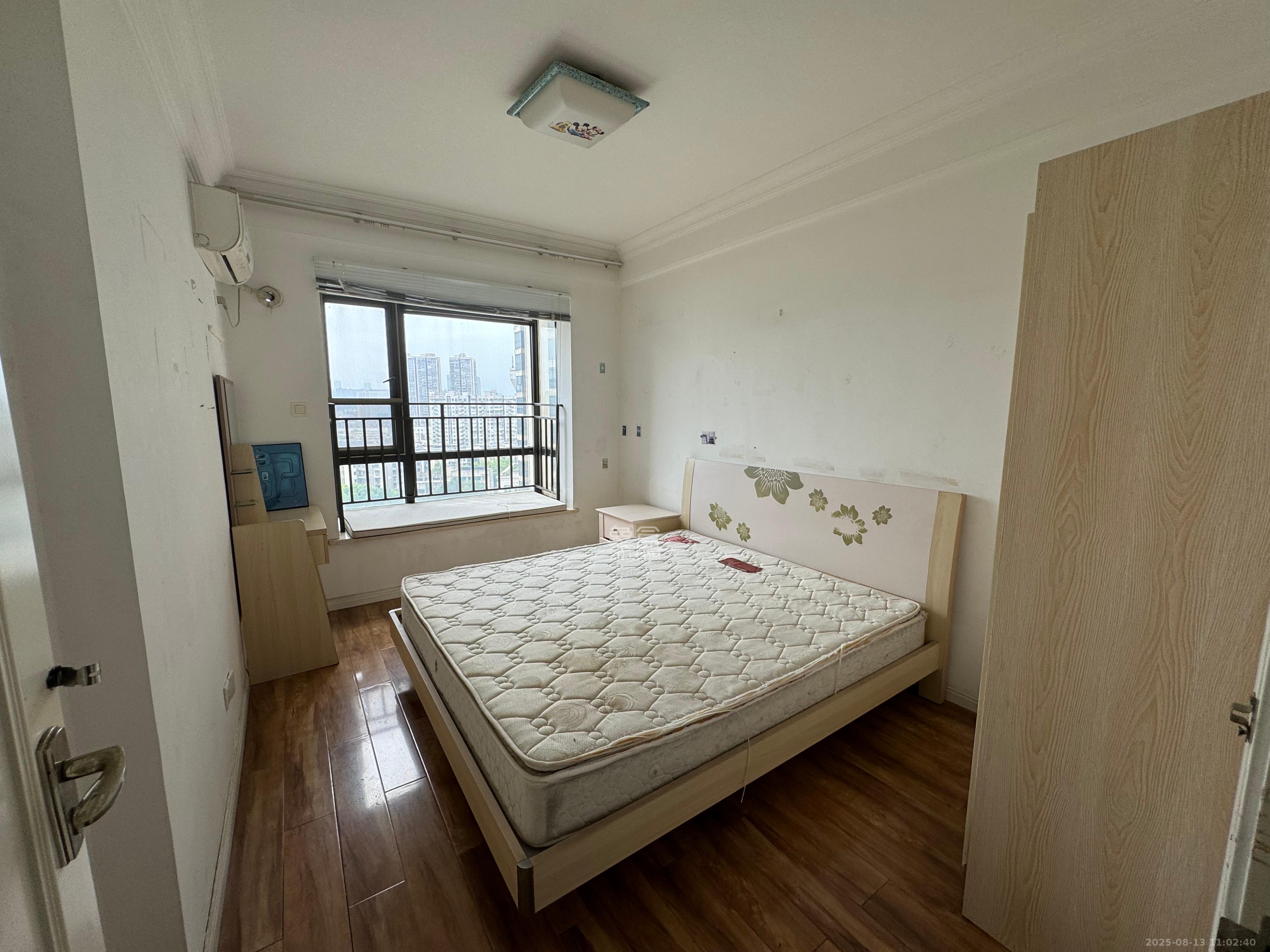 上东辛顿公寓 4室2厅1卫 3200.0元/月 上东辛顿公寓 4室2厅1卫 3200.0元/月室内图