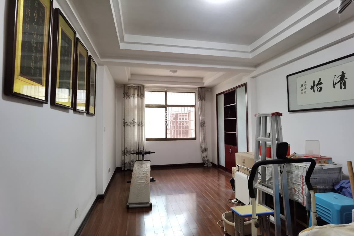 市工商局单位房 5室2厅3卫 180.0万 市工商局单位房 5室2厅3卫 180.0万客厅