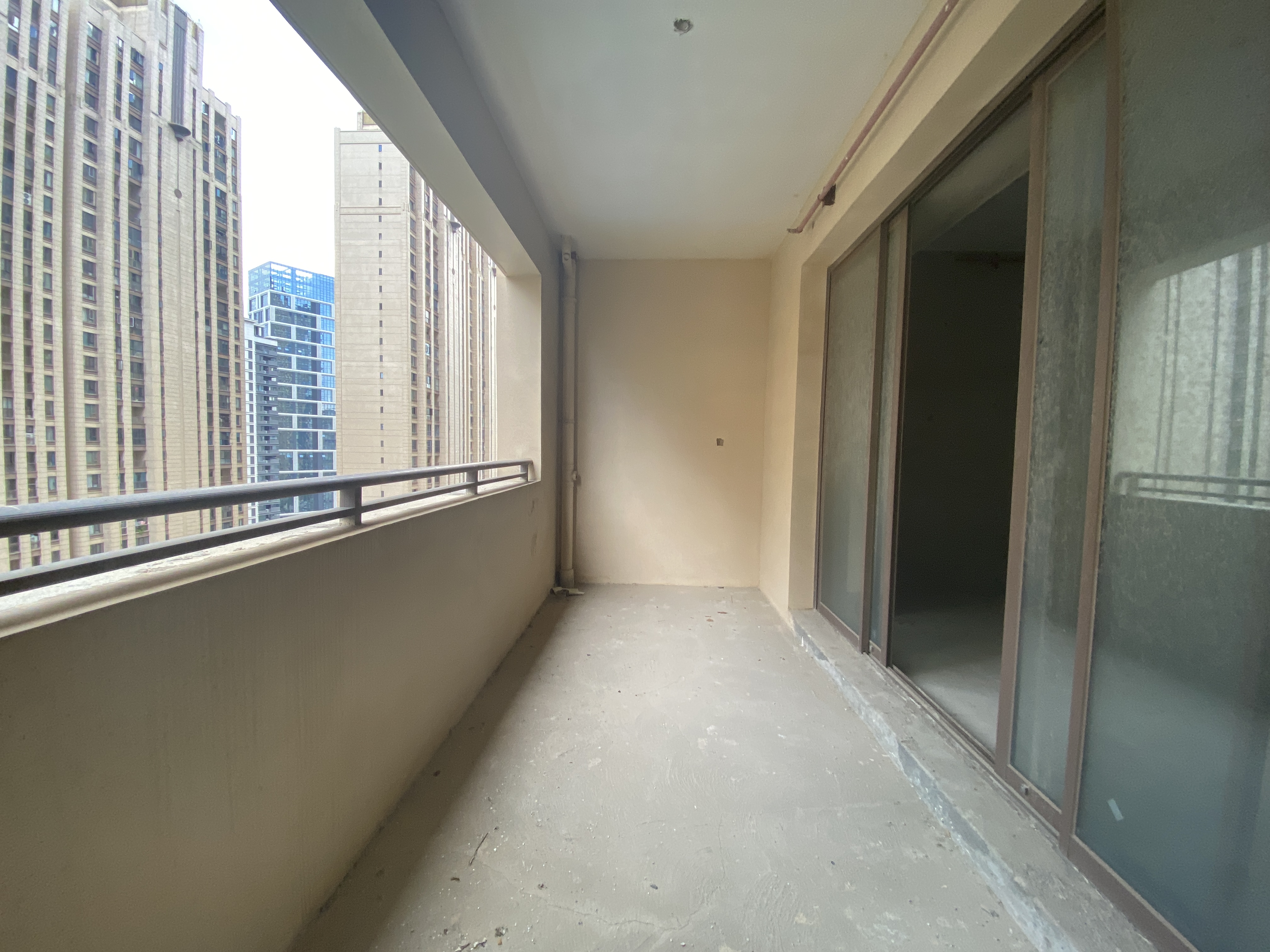 海航豪庭南苑 4室2厅3卫 490.0万 海航豪庭南苑 4室2厅3卫 490.0万客厅