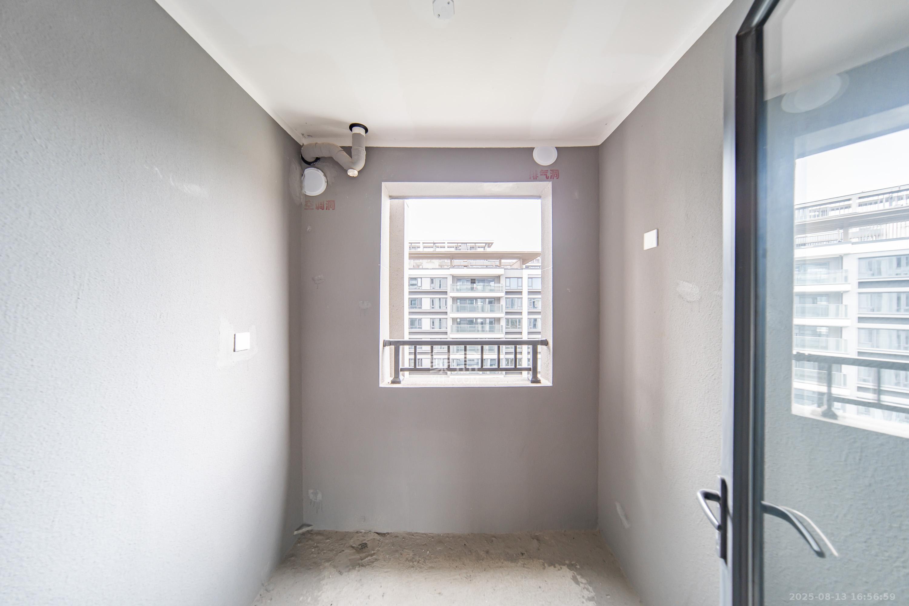 华润置地润樾府  4室2厅2卫    209.0万 华润置地润樾府  4室2厅2卫    209.0万阳台