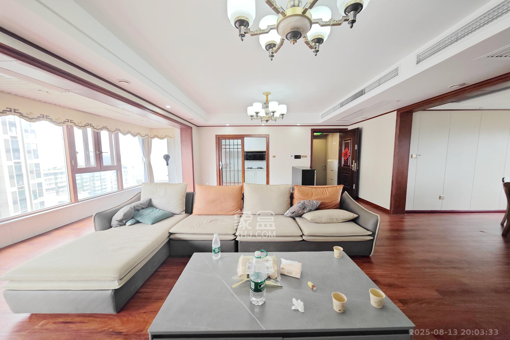 建发中央悦府  4室2厅2卫    188.0万 建发中央悦府  4室2厅2卫    188.0万客厅