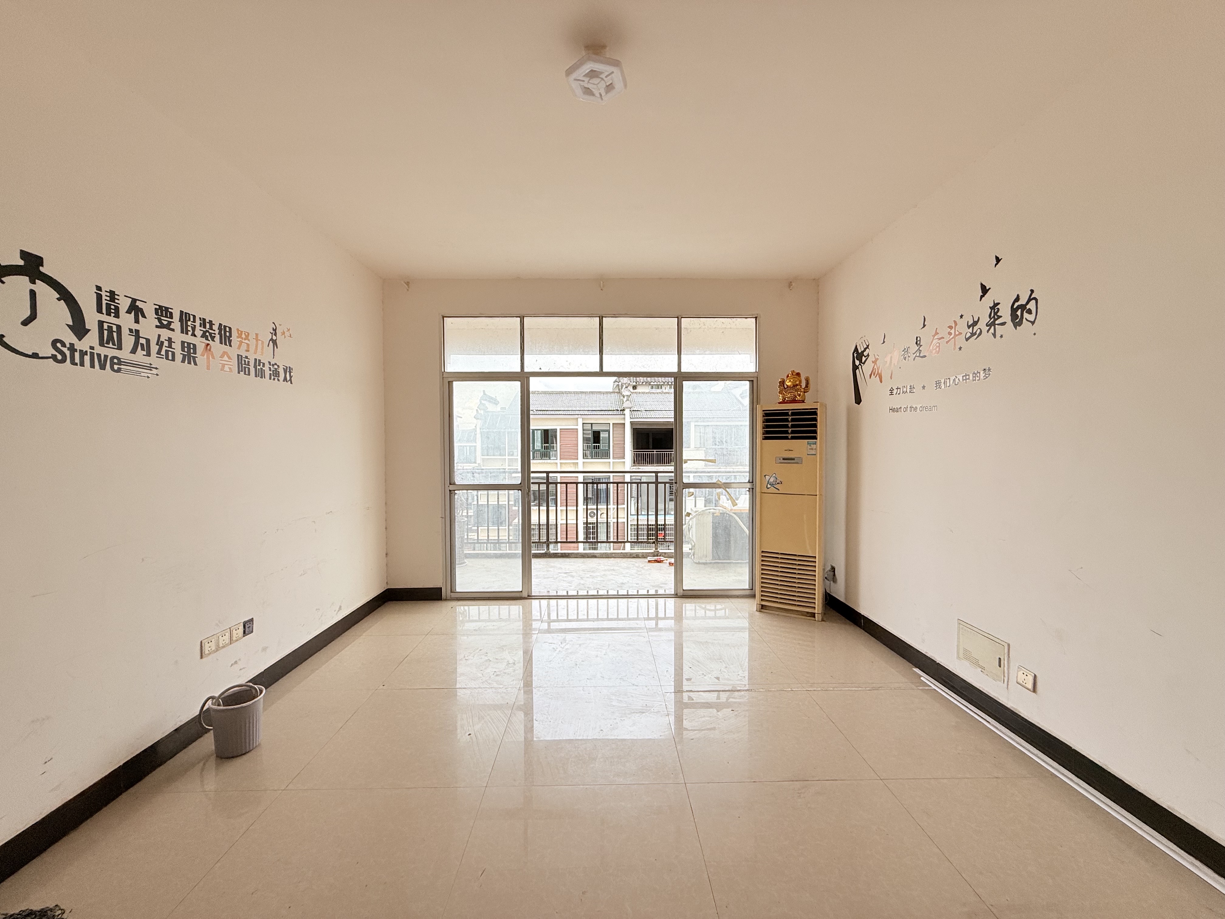 桂花园 3室2厅2卫 1800.0元/月 桂花园 3室2厅2卫 1800.0元/月室内图