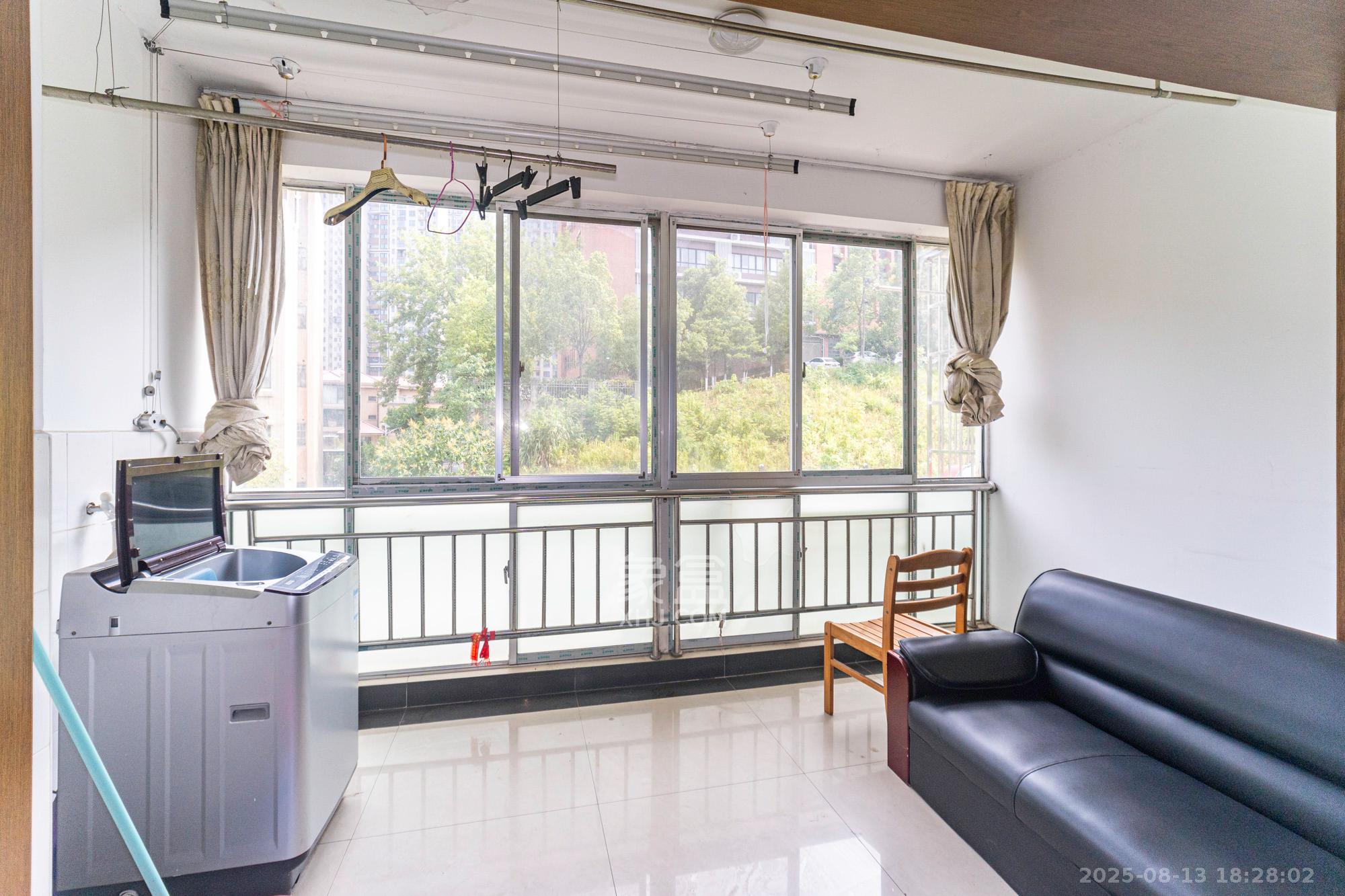 四季星城  3室1厅1卫    56.8万 四季星城  3室1厅1卫    56.8万阳台