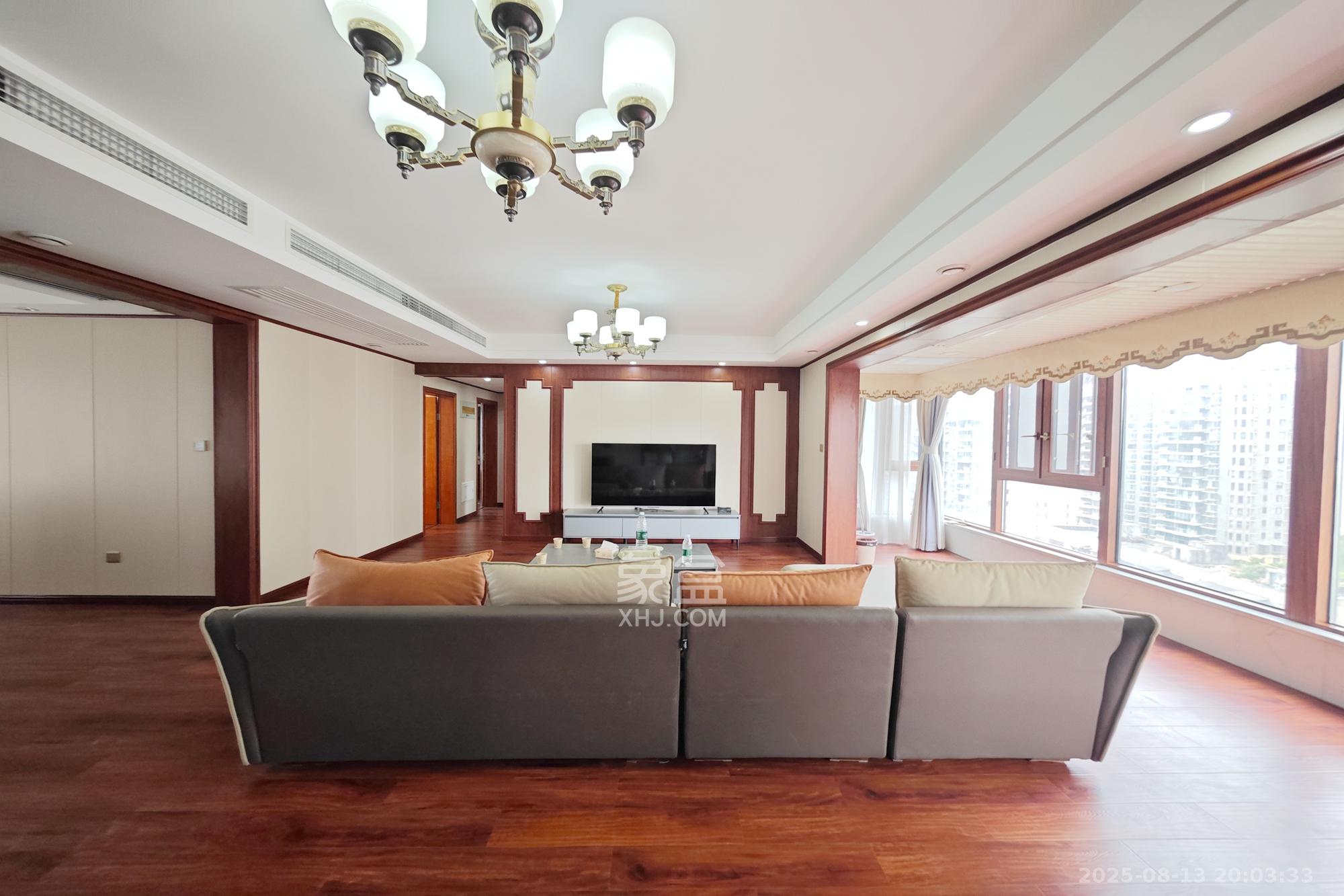 建发中央悦府  4室2厅2卫    188.0万 建发中央悦府  4室2厅2卫    188.0万客厅