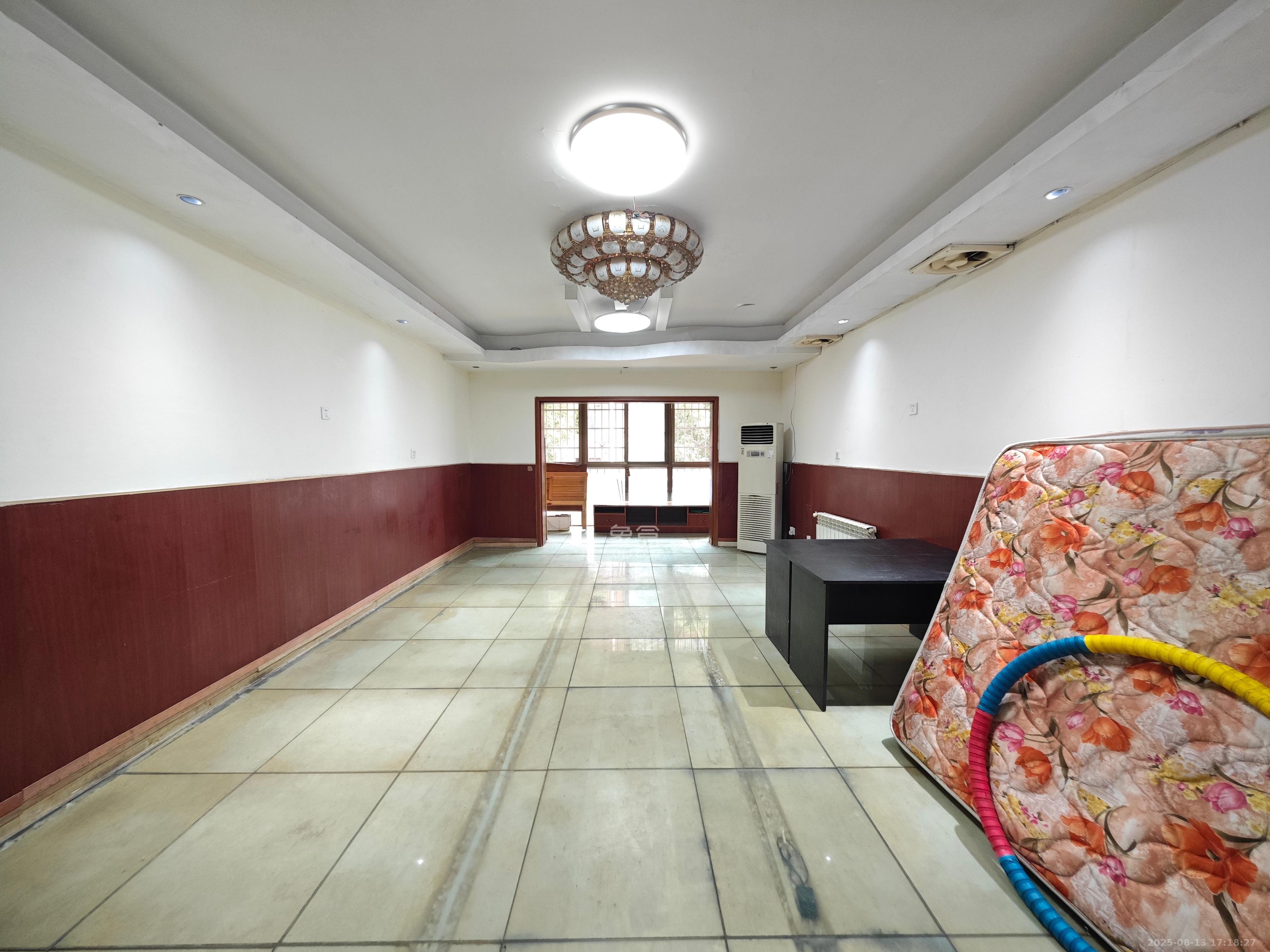 莲湖汽配城  4室2厅2卫   2600.00元/月室内图