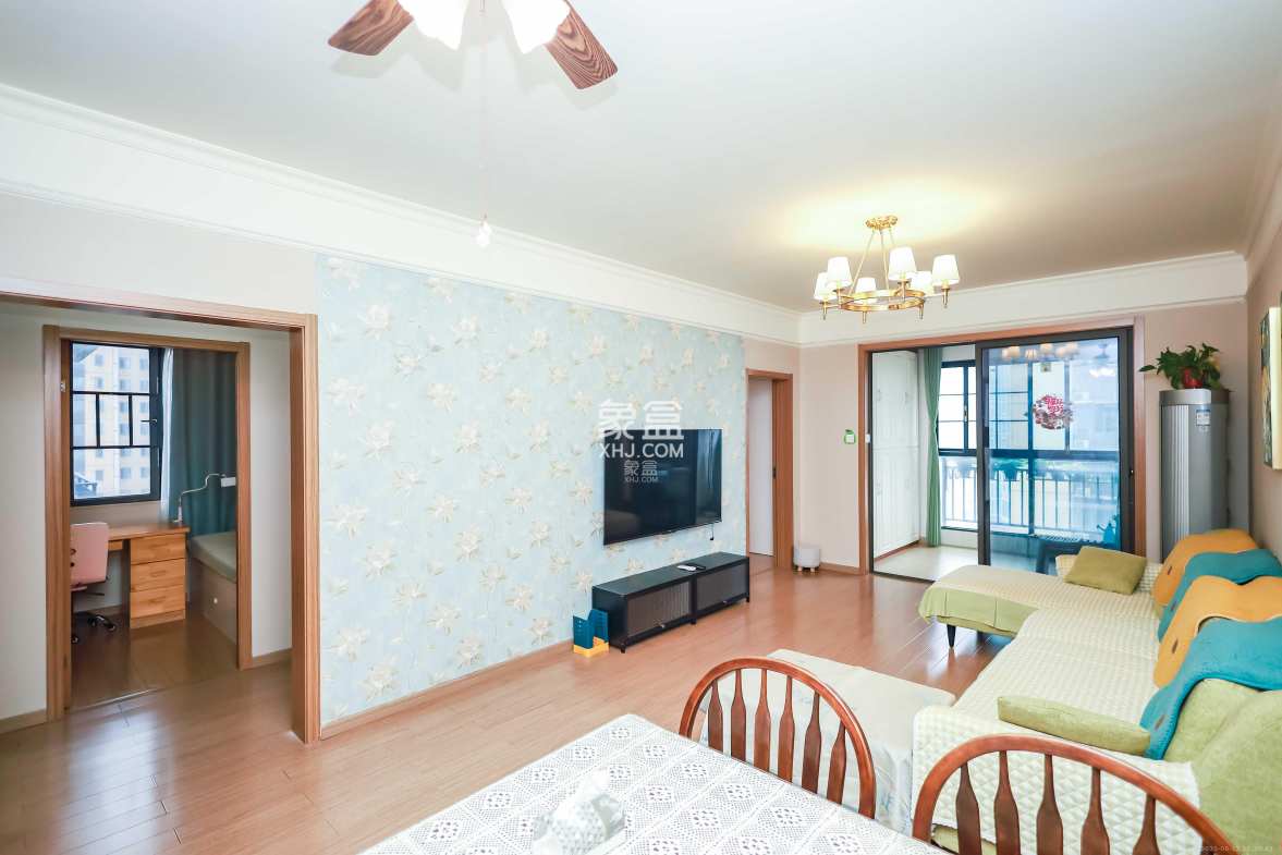 麓谷小镇  3室2厅1卫    63.8万 麓谷小镇  3室2厅1卫    63.8万客厅