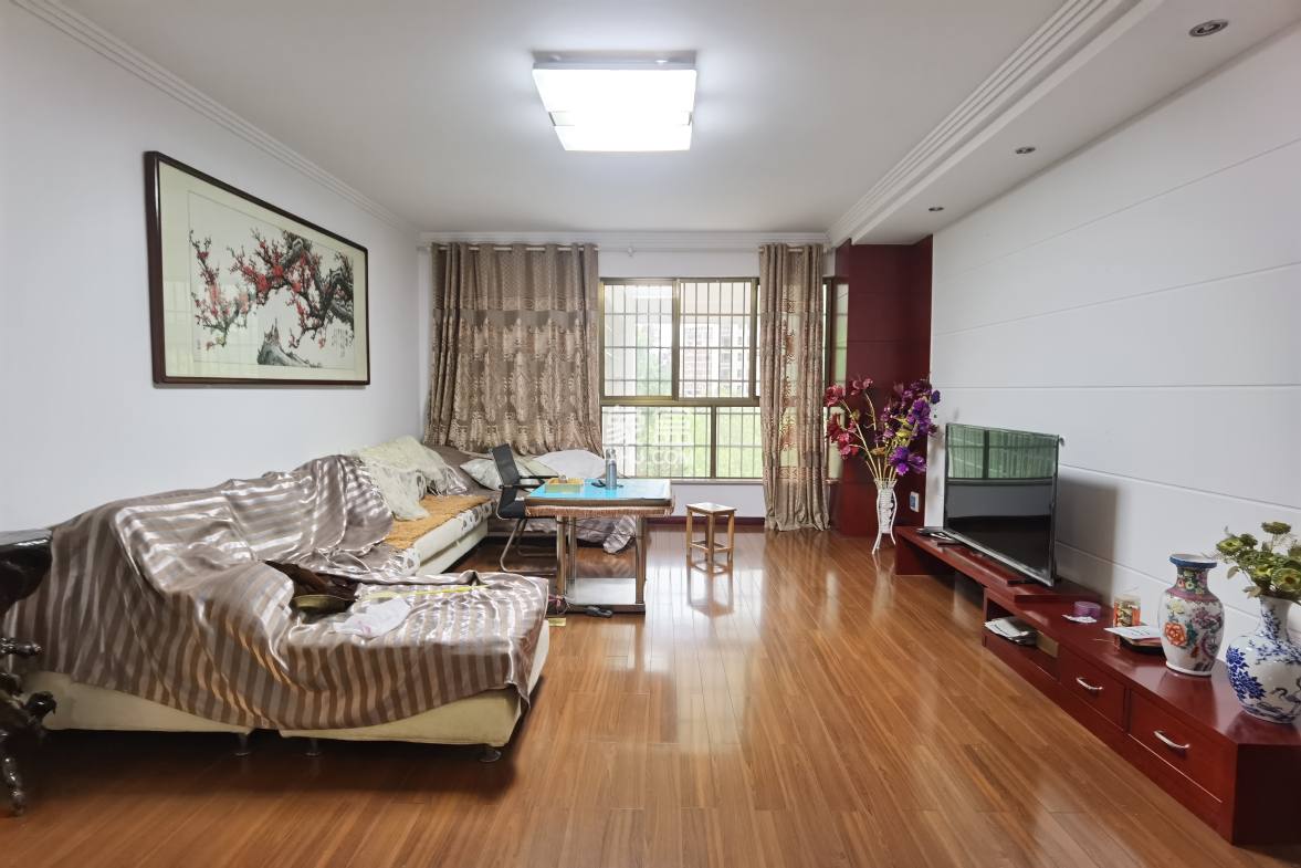 市工商局单位房 5室2厅3卫 180.0万 市工商局单位房 5室2厅3卫 180.0万客厅