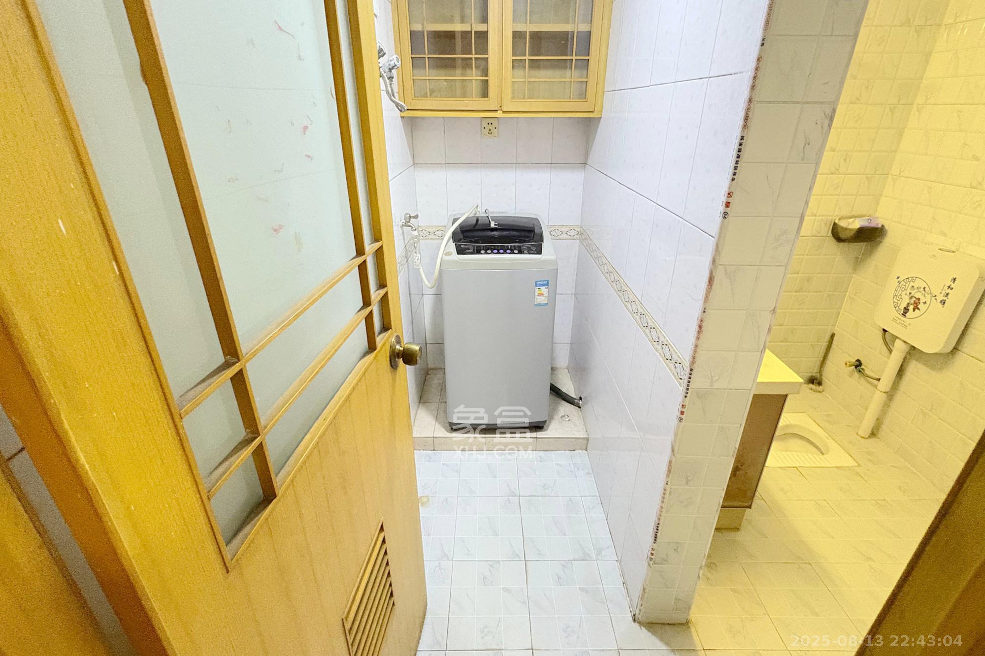 海威大厦  3室2厅2卫   63.80万卫生间