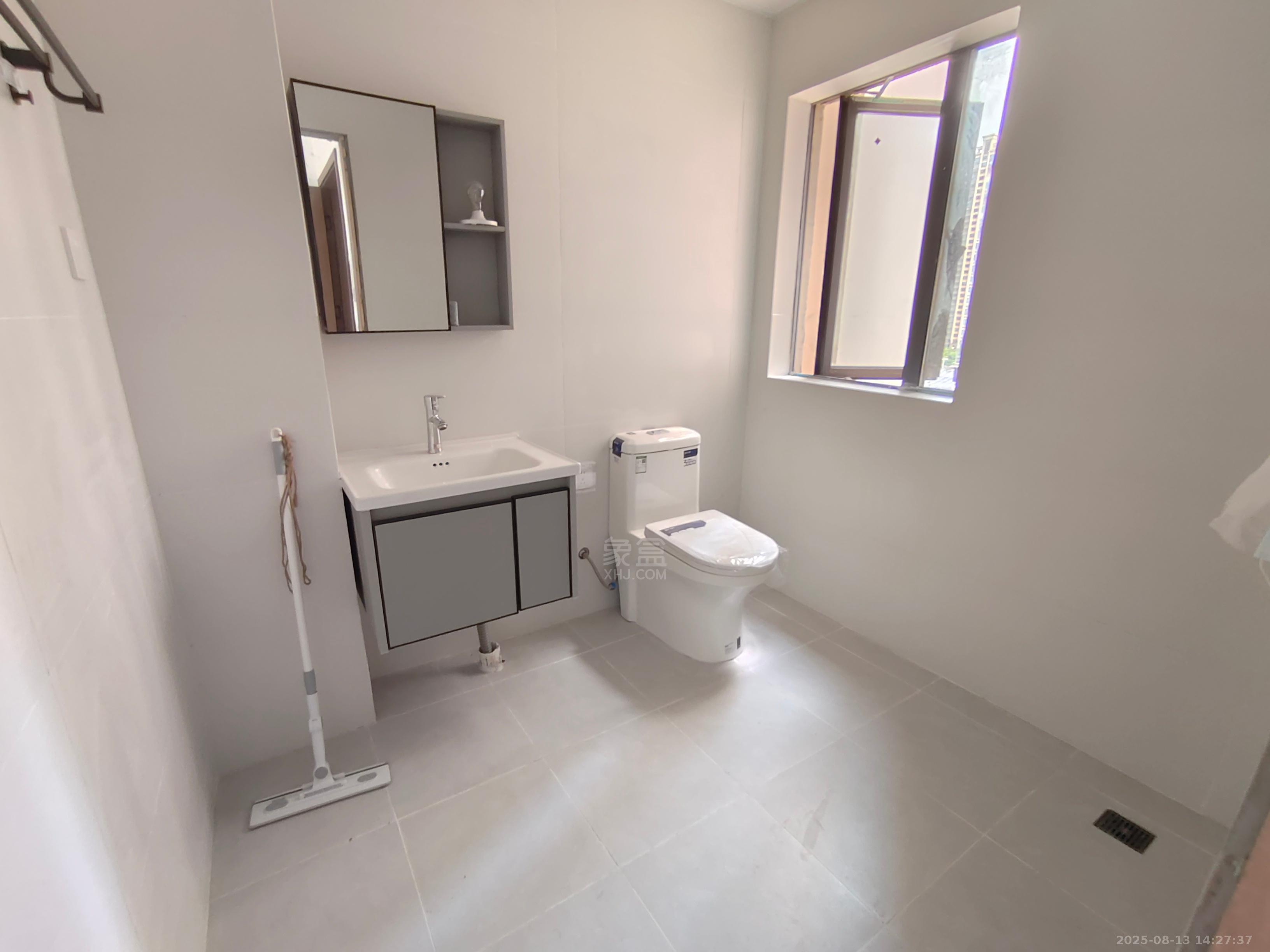 山水豪庭 3室2厅2卫 2200.0元/月 山水豪庭 3室2厅2卫 2200.0元/月室内图