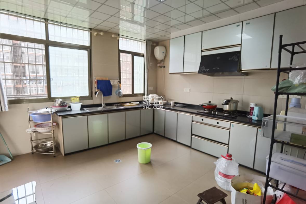 市工商局单位房 5室2厅3卫 180.0万 市工商局单位房 5室2厅3卫 180.0万客厅