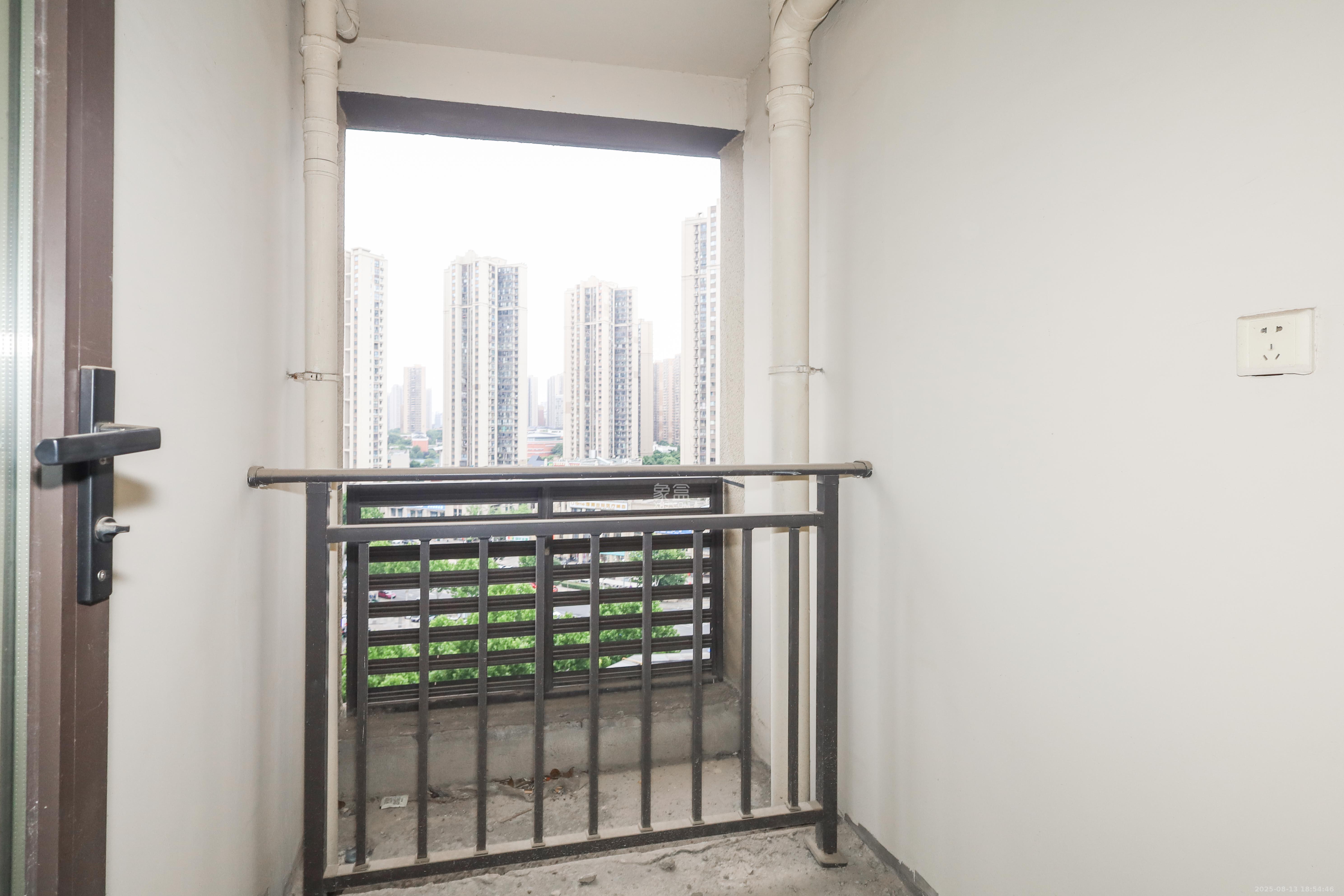 和泓梅溪四季  3室2厅1卫    120.0万 和泓梅溪四季  3室2厅1卫    120.0万阳台