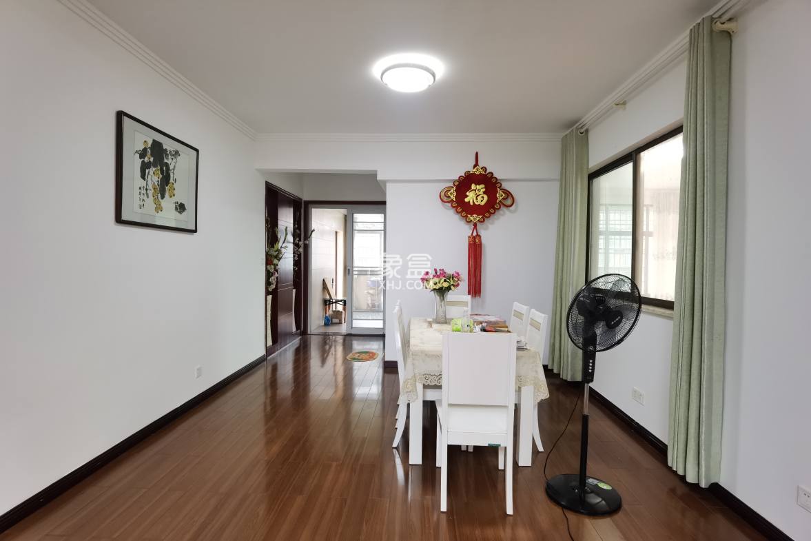 市工商局单位房 5室2厅3卫 180.0万 市工商局单位房 5室2厅3卫 180.0万客厅