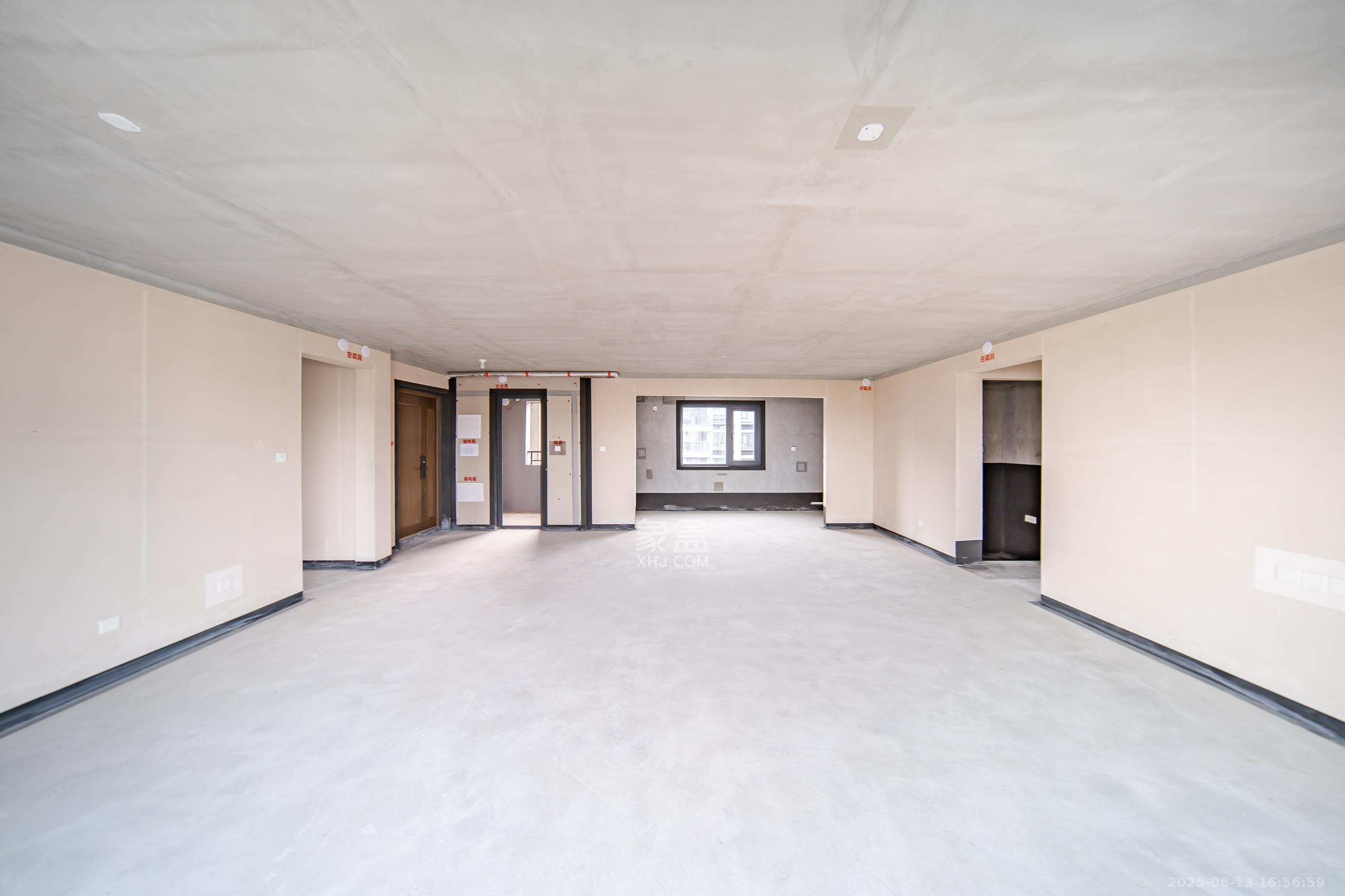 华润置地润樾府  4室2厅2卫    209.0万 华润置地润樾府  4室2厅2卫    209.0万客厅