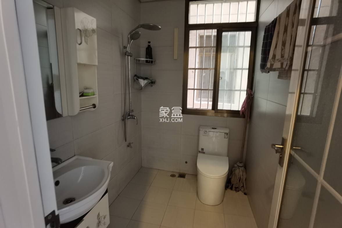 市工商局单位房 5室2厅3卫 180.0万 市工商局单位房 5室2厅3卫 180.0万客厅