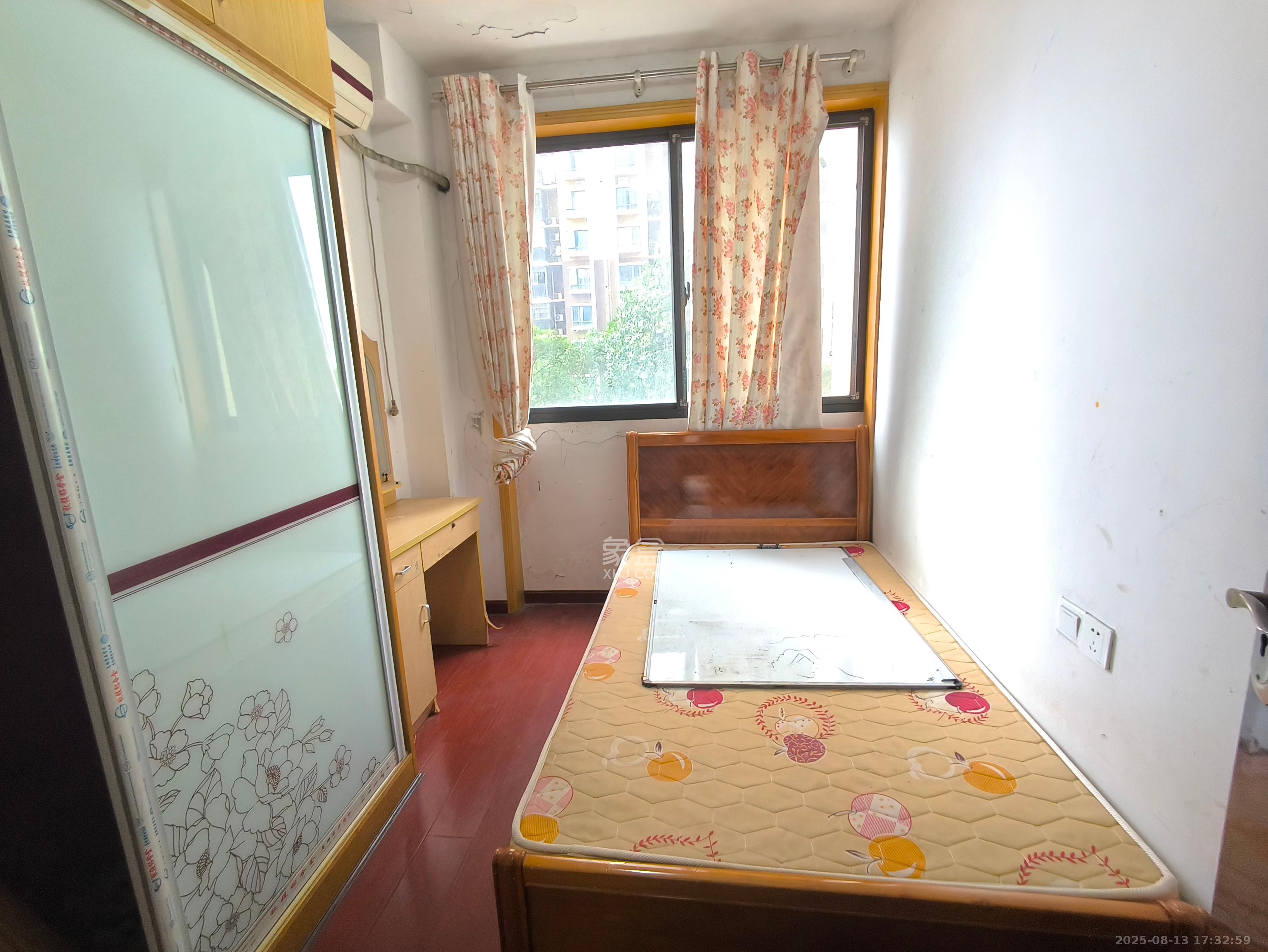 中国铁建国际城一期 3室2厅1卫 1350.0元/月 中国铁建国际城一期 3室2厅1卫 1350.0元/月室内图