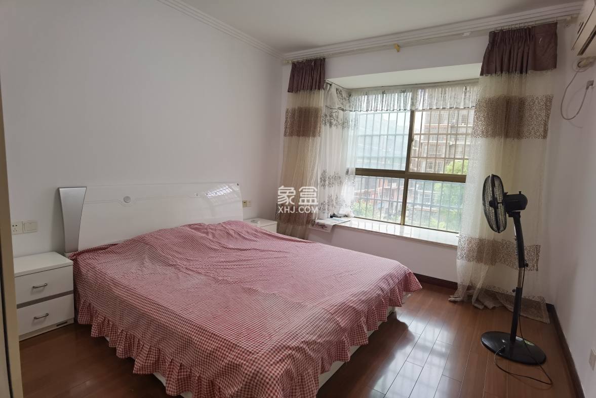 市工商局单位房 5室2厅3卫 180.0万 市工商局单位房 5室2厅3卫 180.0万客厅