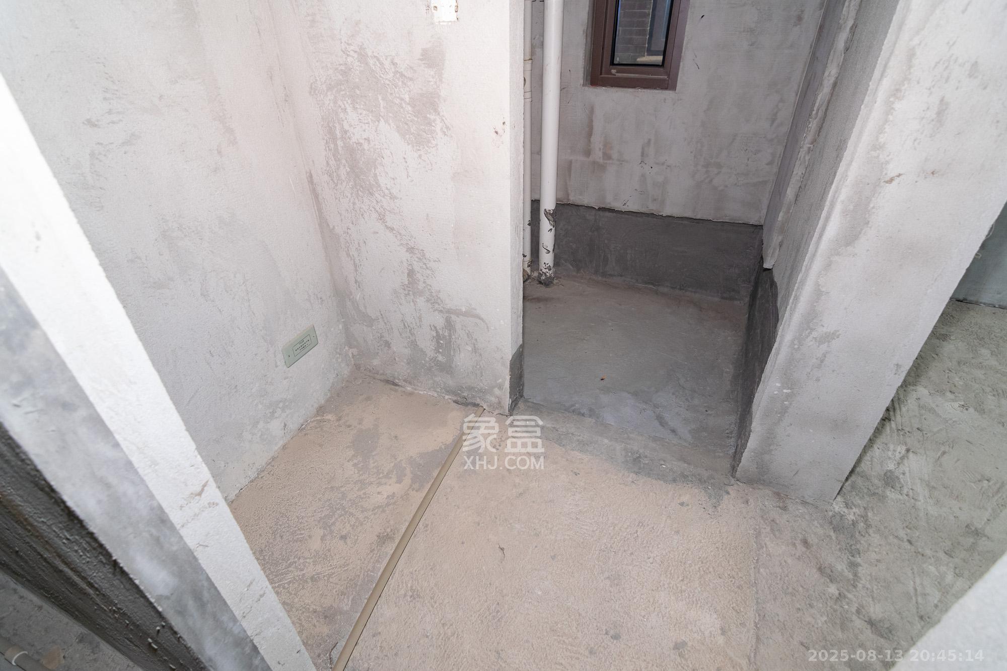 大汉汉园  5室2厅2卫    99.8万卫生间