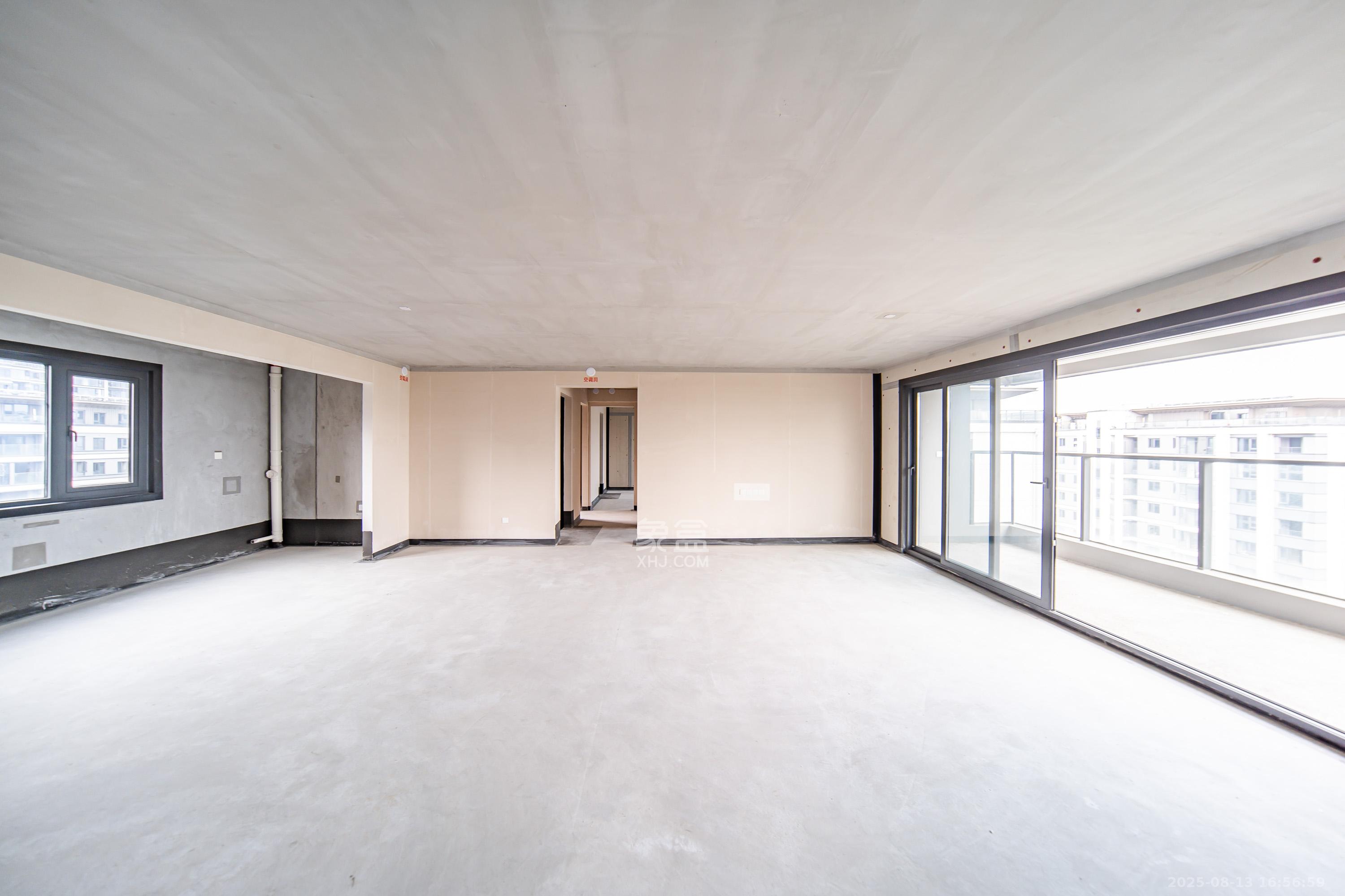 华润置地润樾府  4室2厅2卫    209.0万 华润置地润樾府  4室2厅2卫    209.0万客厅