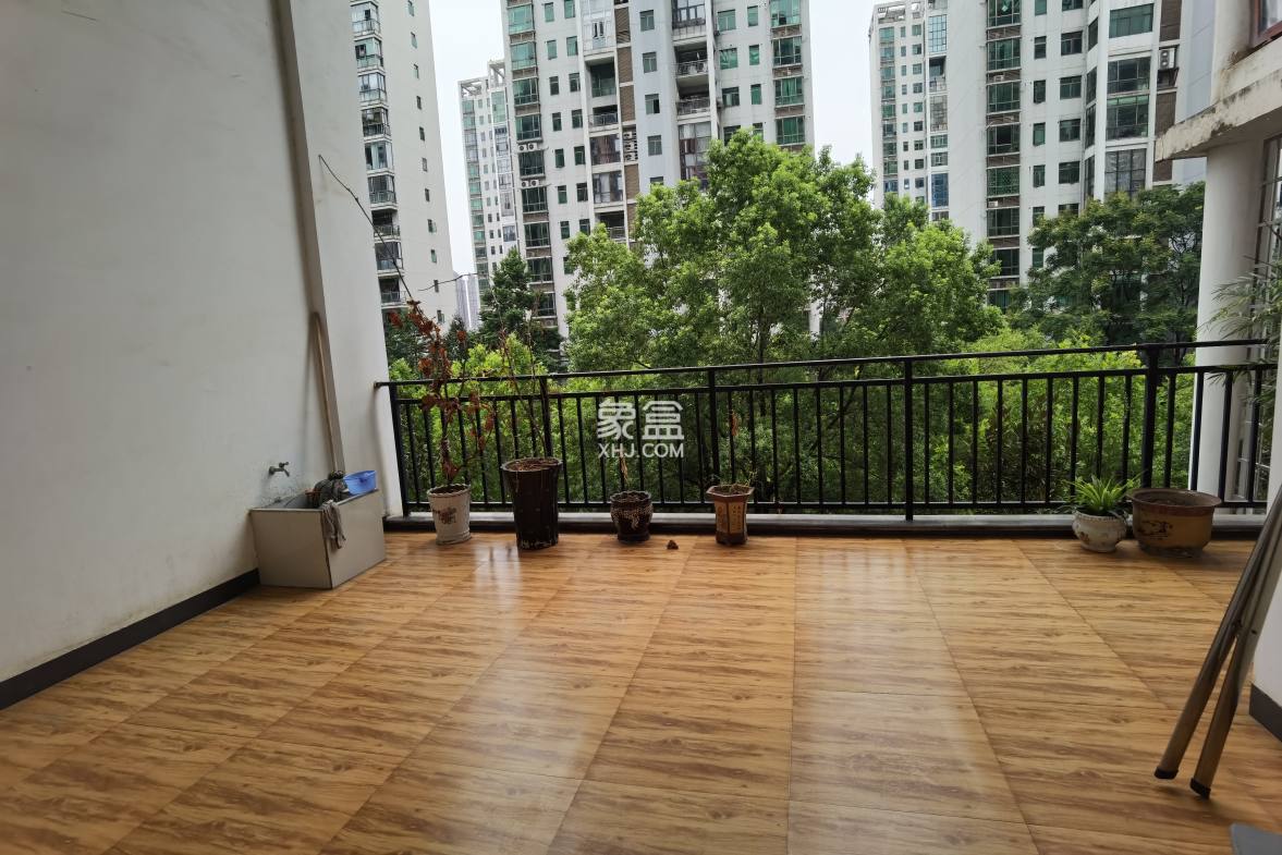 市工商局单位房 5室2厅3卫 180.0万 市工商局单位房 5室2厅3卫 180.0万客厅