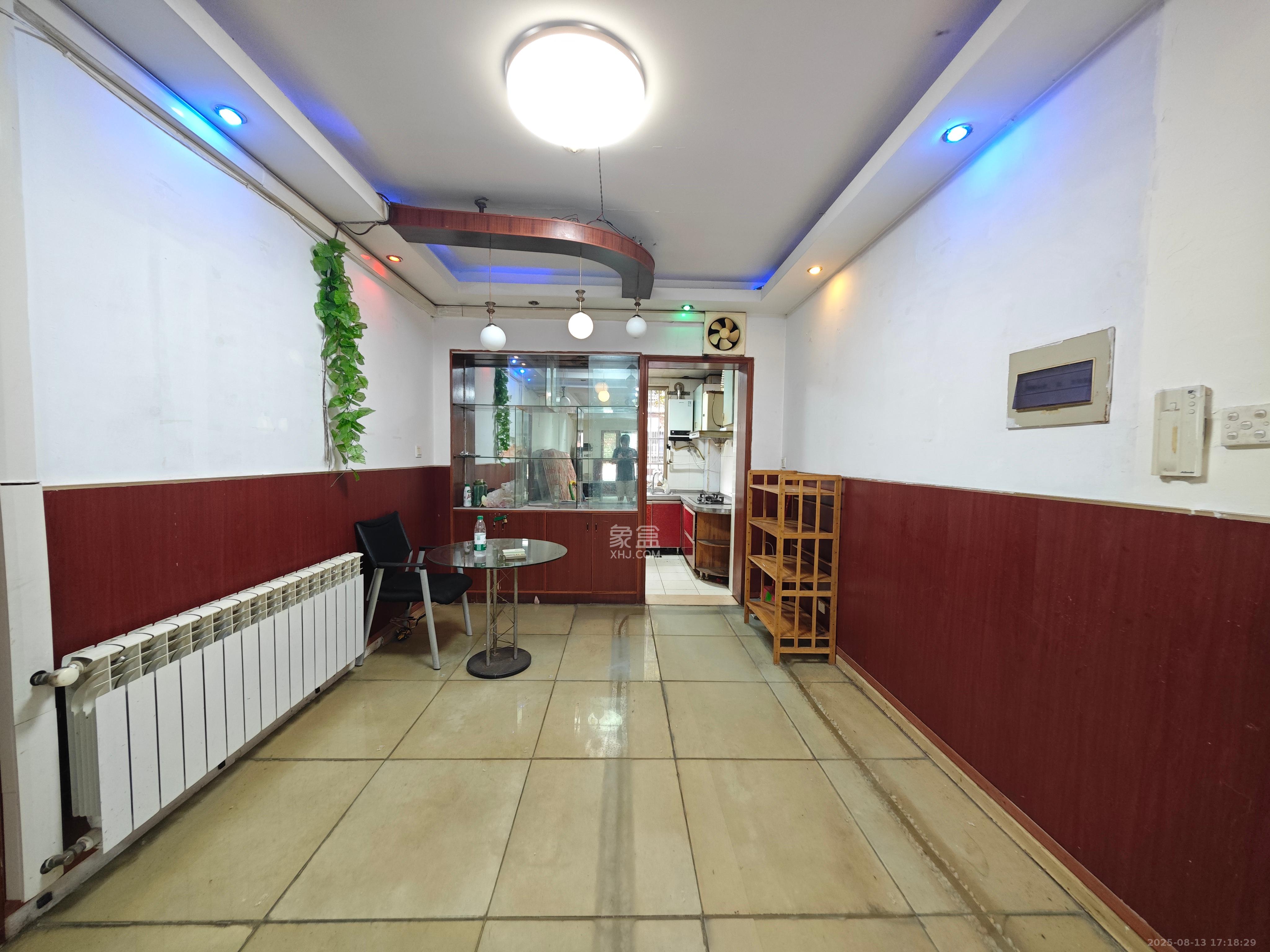 莲湖汽配城  4室2厅2卫   2600.00元/月室内图