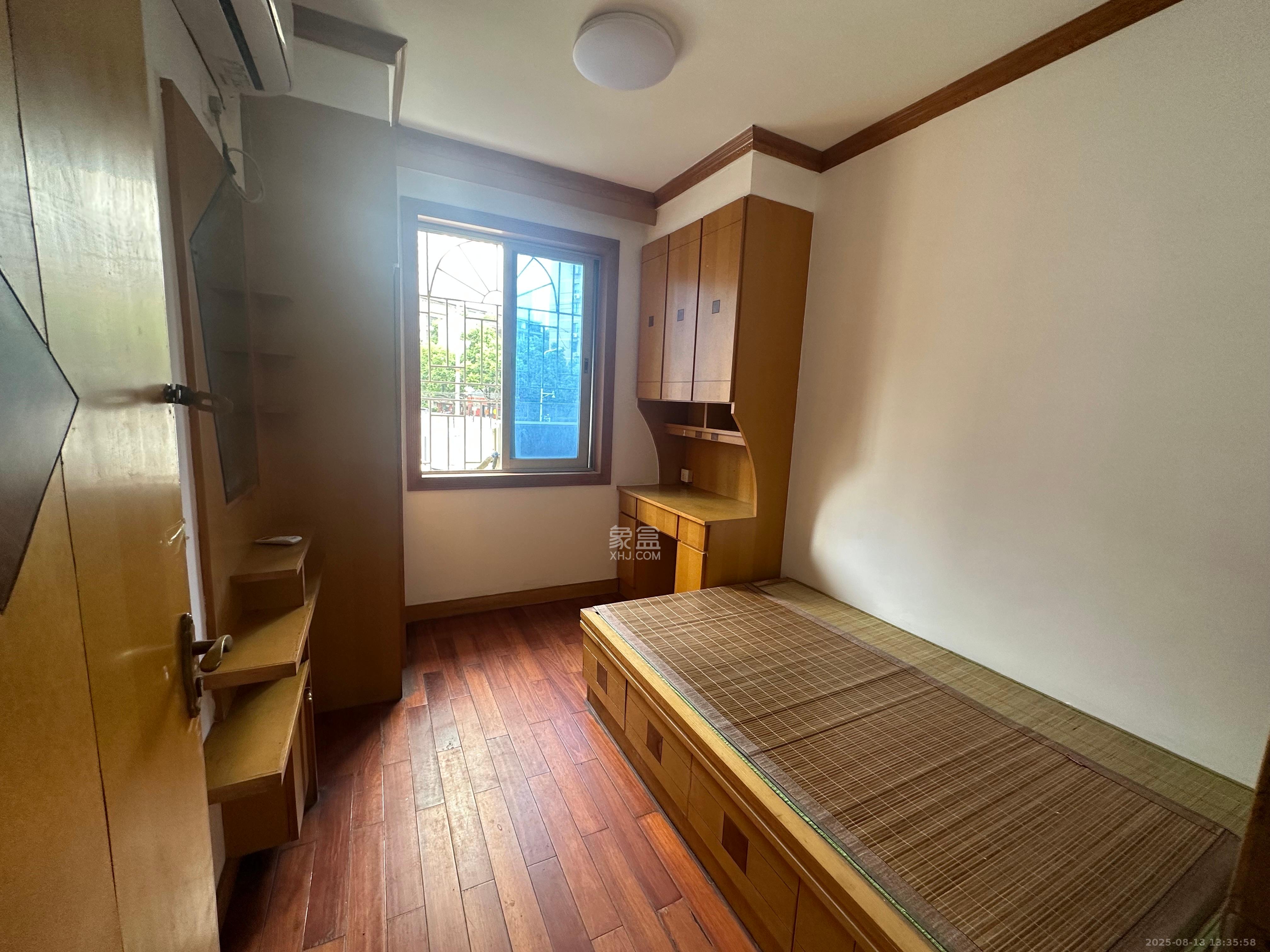 兴汉门公寓  4室2厅2卫    4000.0元/月室内图