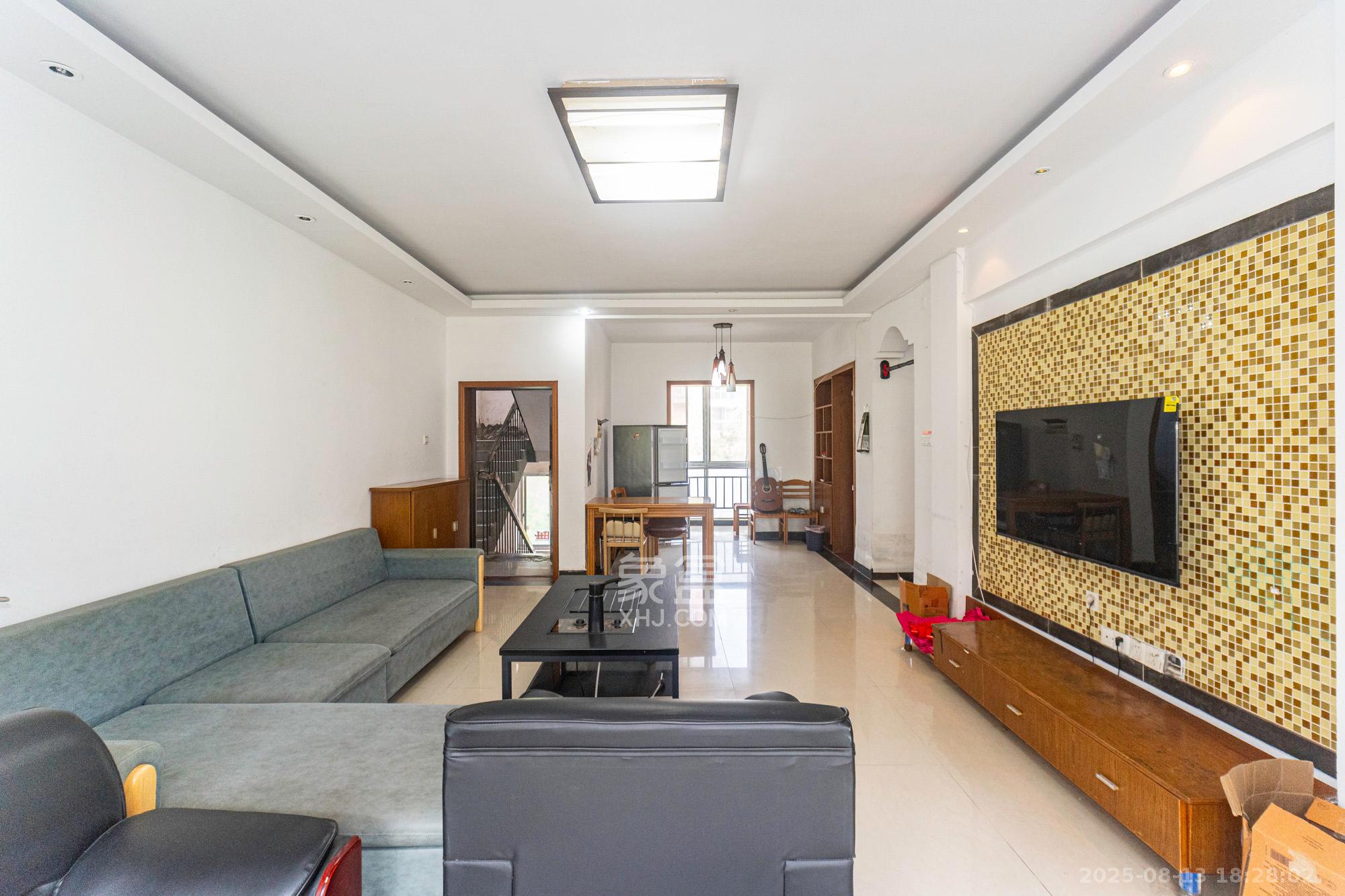 四季星城  3室1厅1卫    56.8万客厅