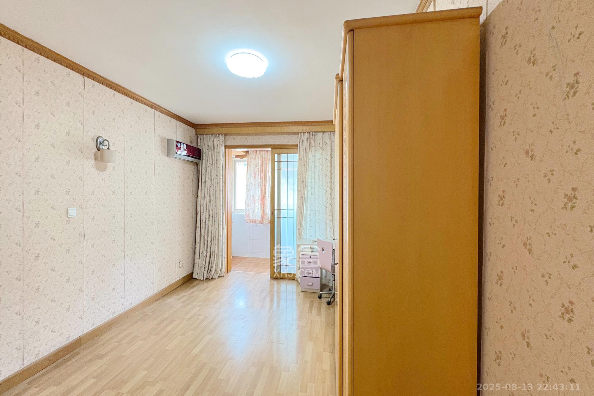 海威大厦  3室2厅2卫   63.80万卧室