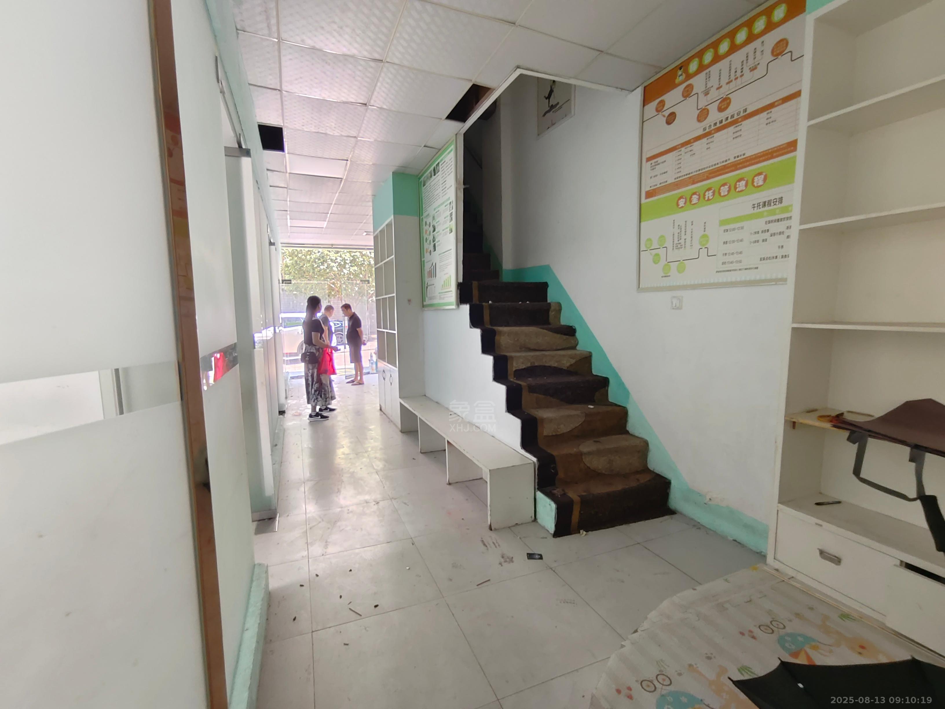 天台小区  1室1厅1卫   3200.00元/月室内图