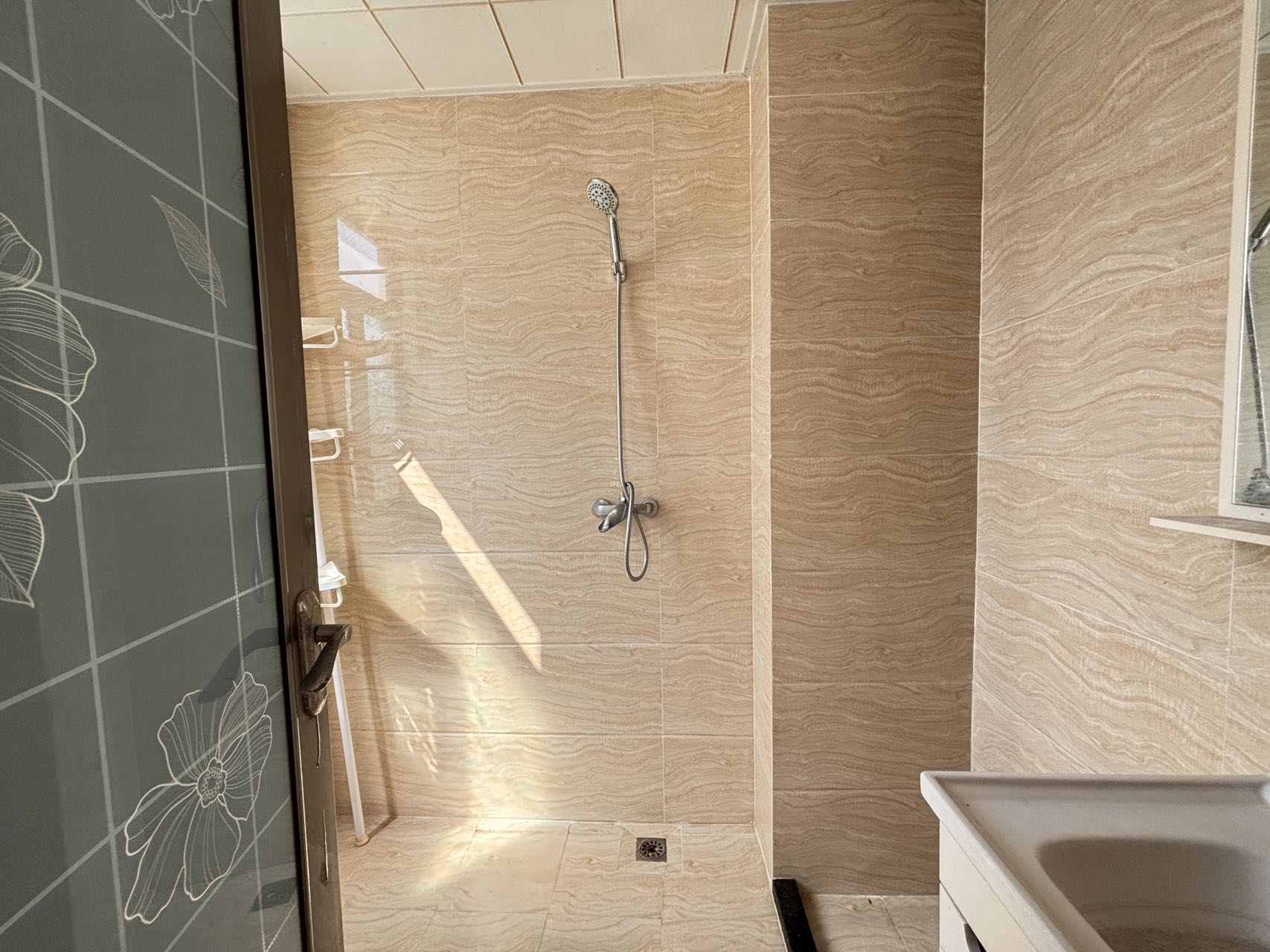 西海瑞园 4室2厅2卫 2300.0元/月 西海瑞园 4室2厅2卫 2300.0元/月室内图