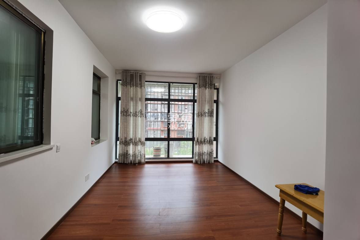 市工商局单位房 5室2厅3卫 180.0万 市工商局单位房 5室2厅3卫 180.0万客厅