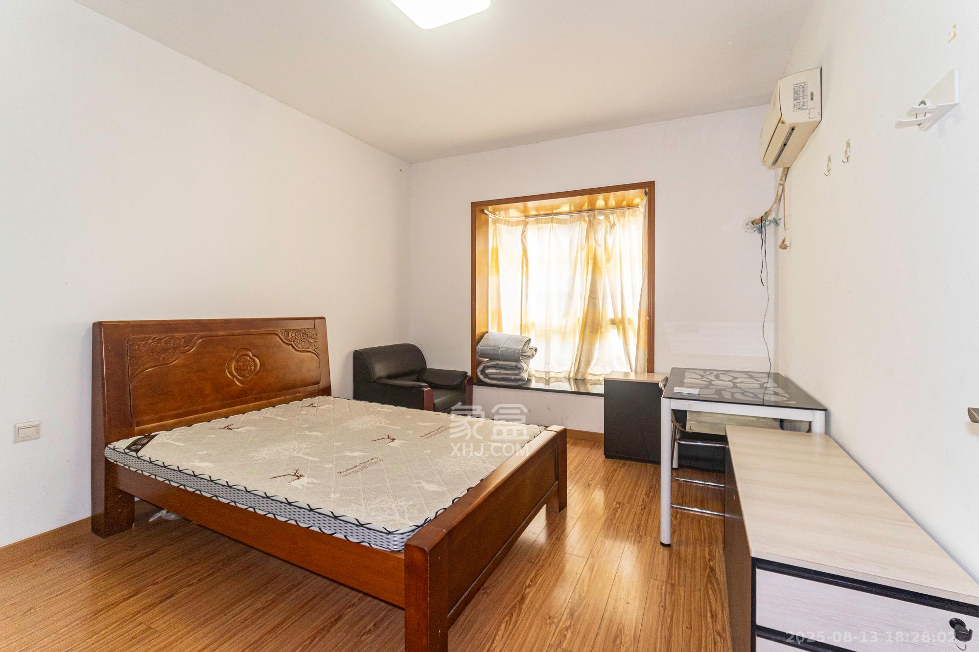 四季星城  3室1厅1卫    56.8万 四季星城  3室1厅1卫    56.8万卧室