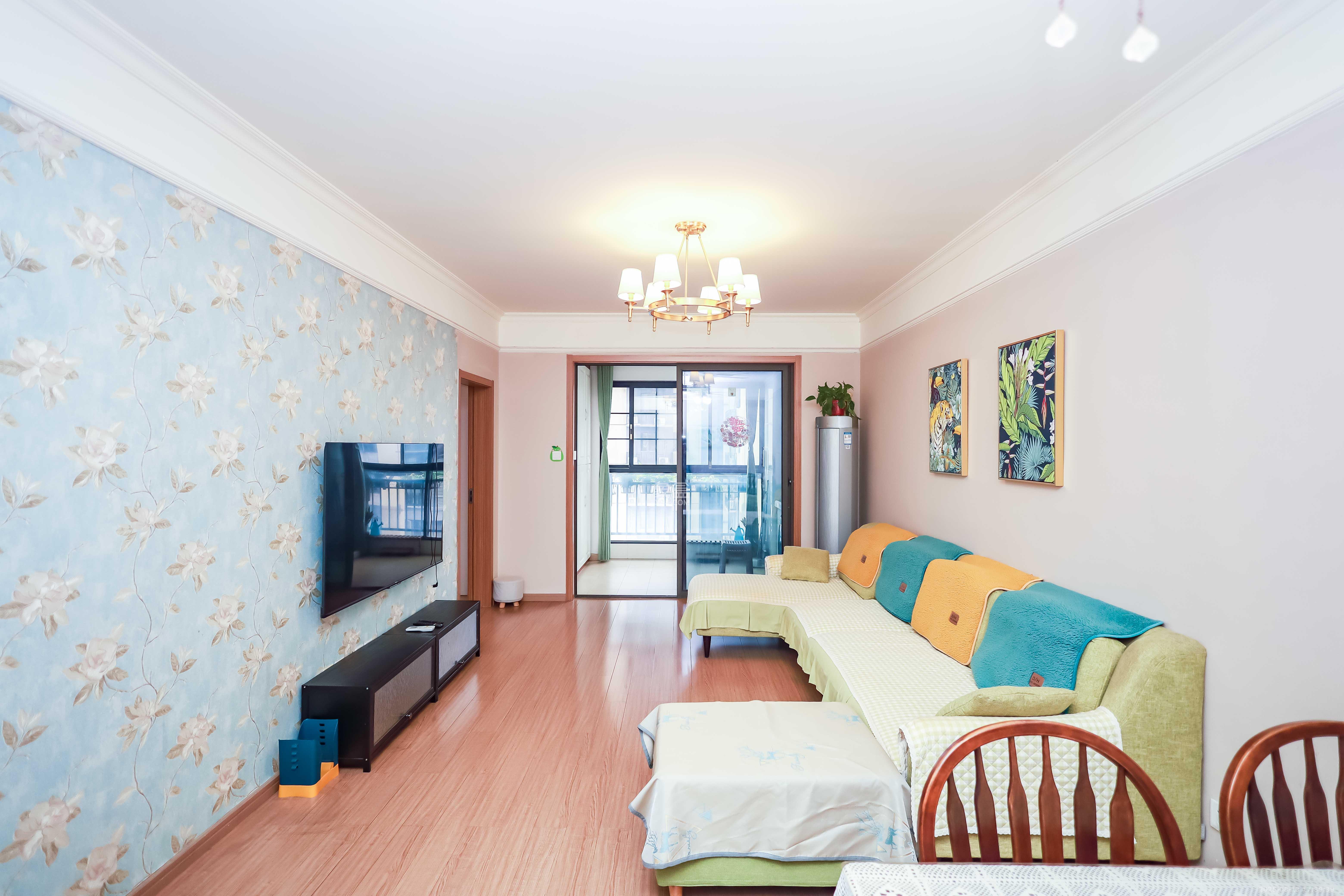 麓谷小镇  3室2厅1卫    63.8万 麓谷小镇  3室2厅1卫    63.8万客厅