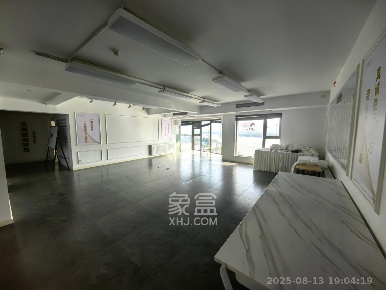 潮宗御苑 4室2厅2卫 8500.0元/月 潮宗御苑 4室2厅2卫 8500.0元/月室内图